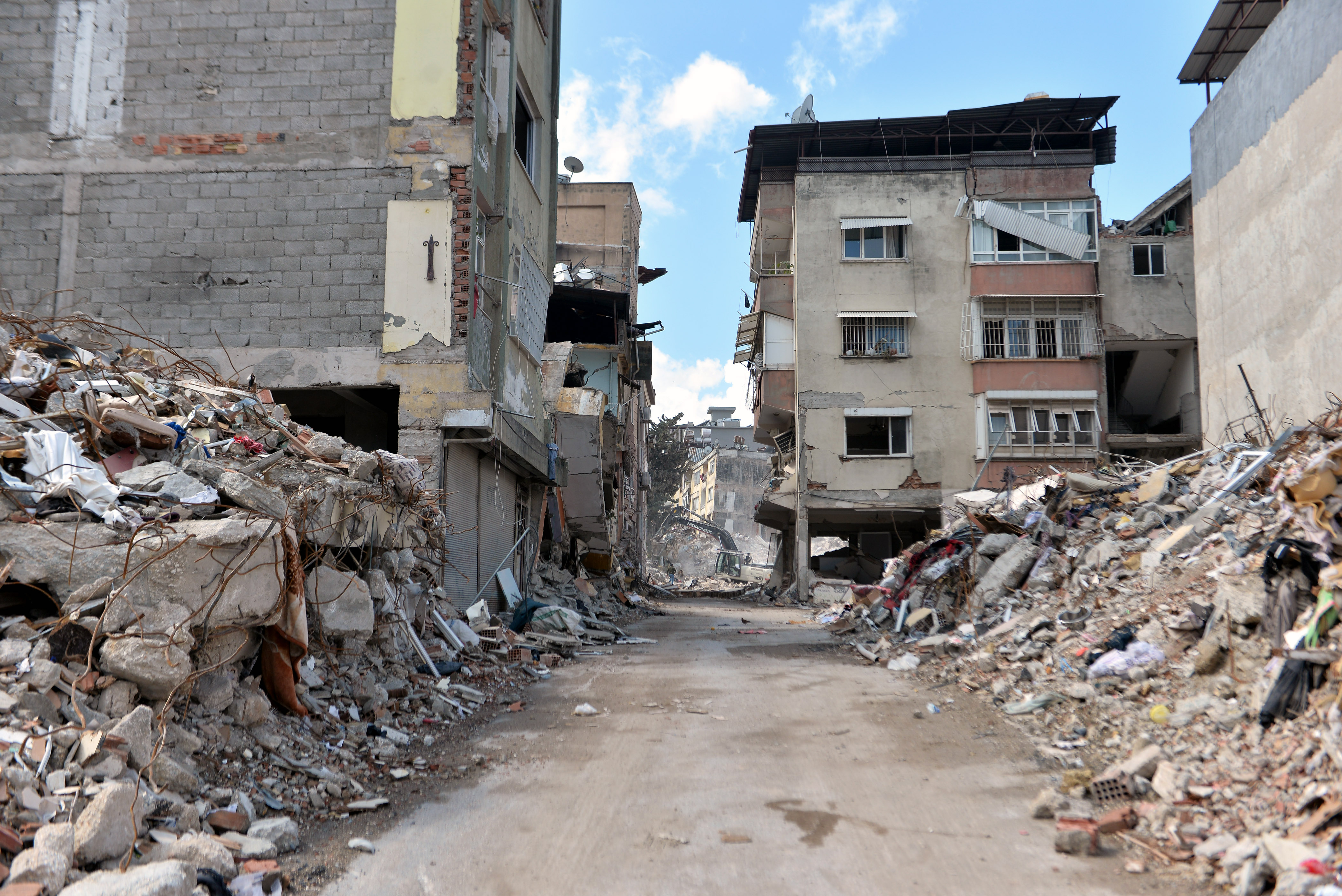 Hatay'da ağır hasarlı binalardan eşya kurtarma çabası