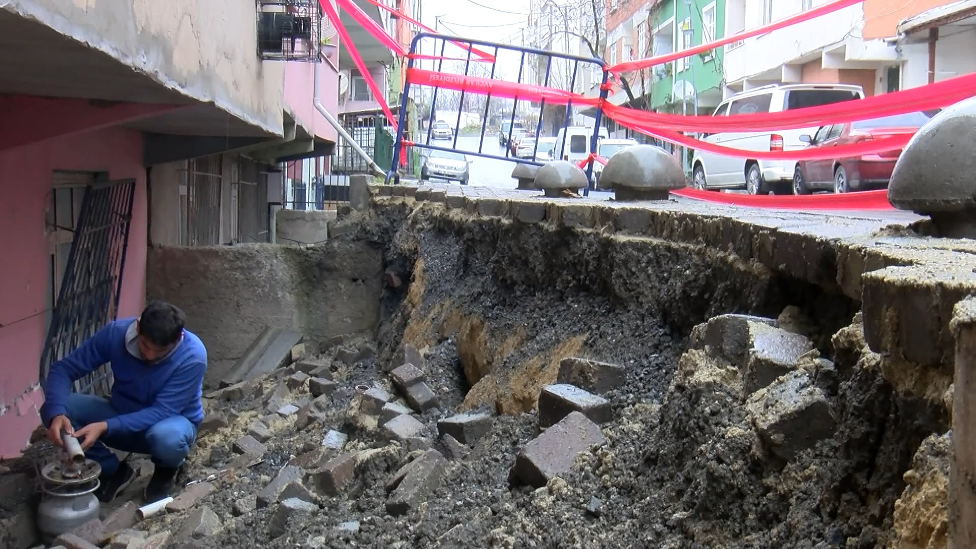 Avcılar'da istinat duvarı çöktü, bina hasar gördü