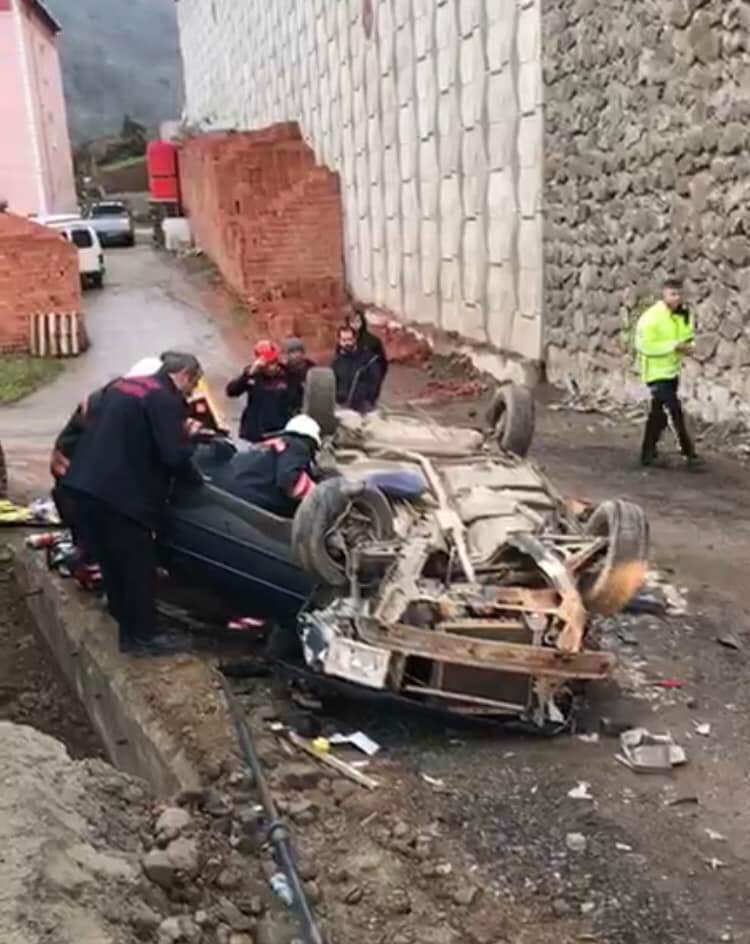 Otomobil duvarı aşarak alt yola düştü: Sürücü öldü