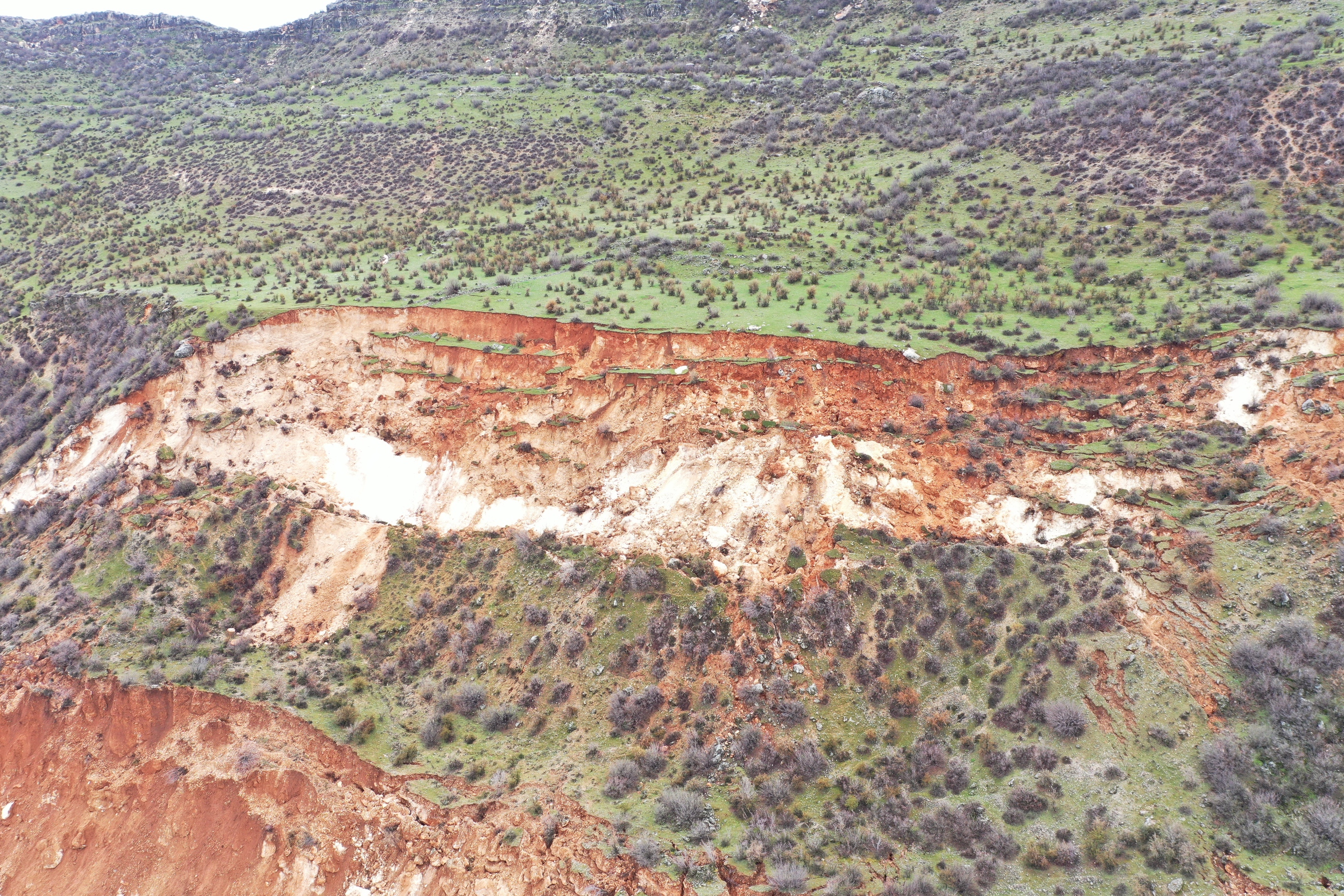 Adıyaman'daki Çekirge Dağı'nda yarık ve yer kayması oluştu