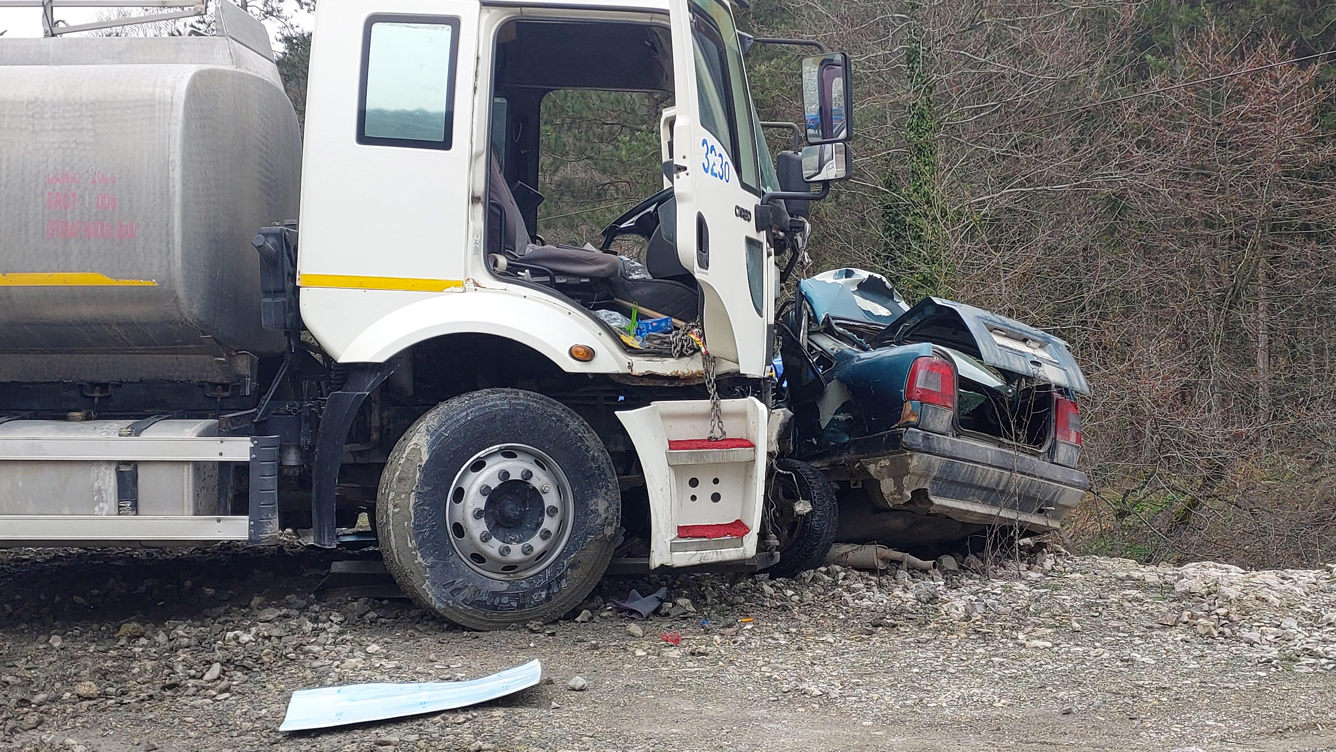 Su tankeriyle çarpışan araç hurdaya döndü