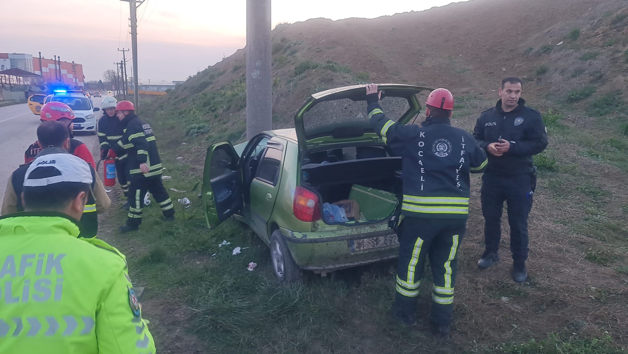 Otomobil elektrik direğine çarptı: 4 yaralı