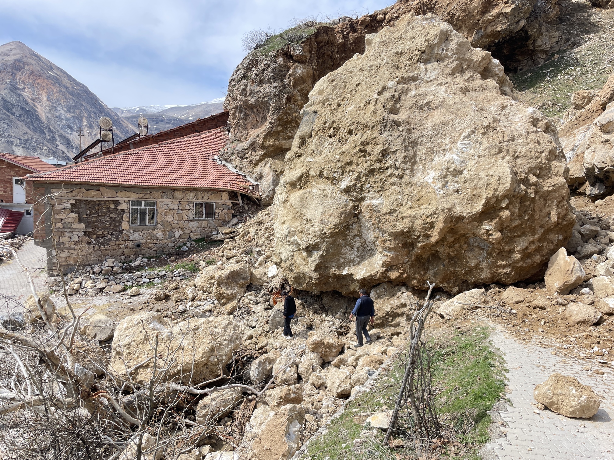 Dağlardan kopan dev kayalar evlere ağır hasar verdi