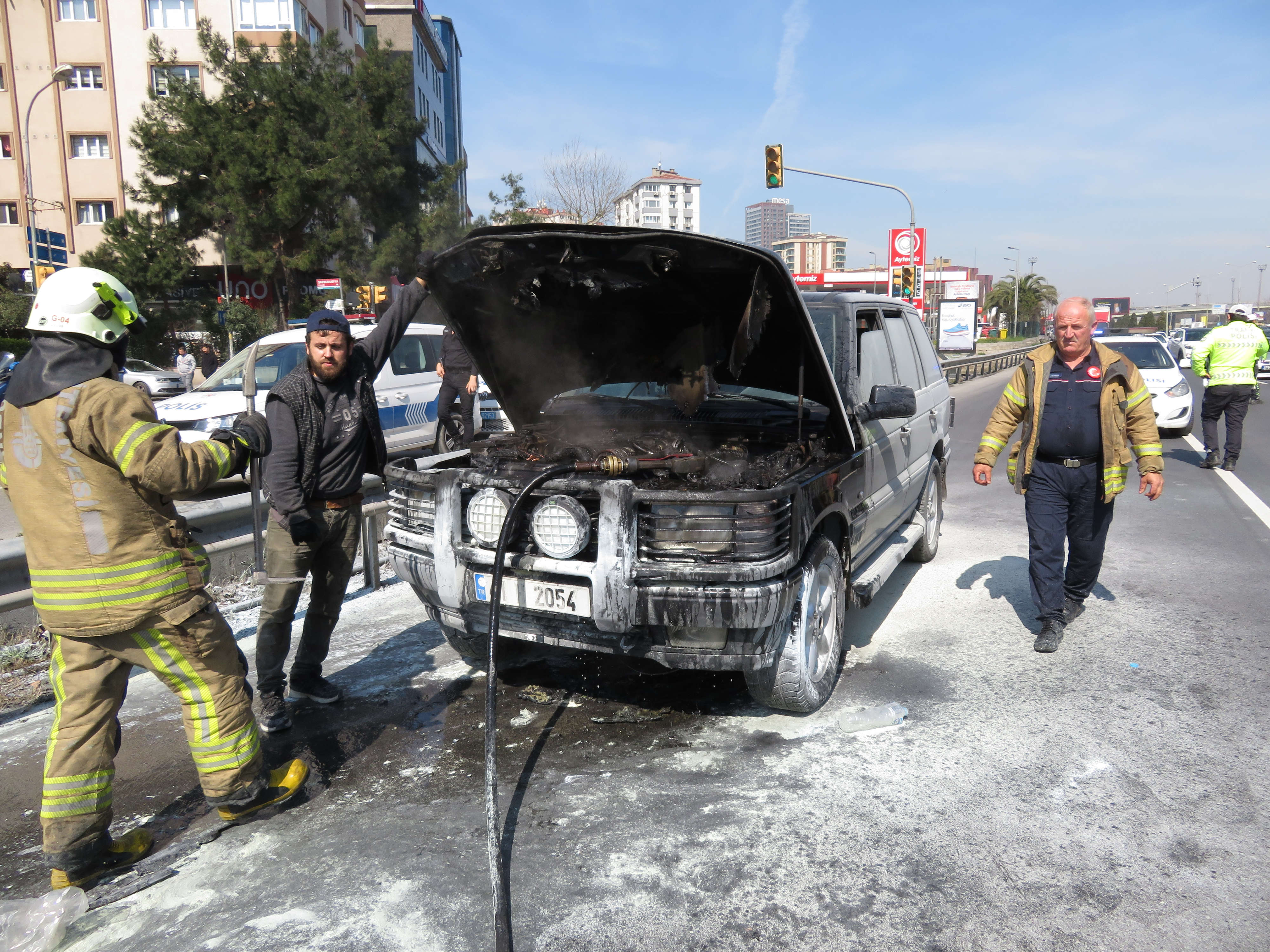 İstanbul'da seyir halindeki cip yandı