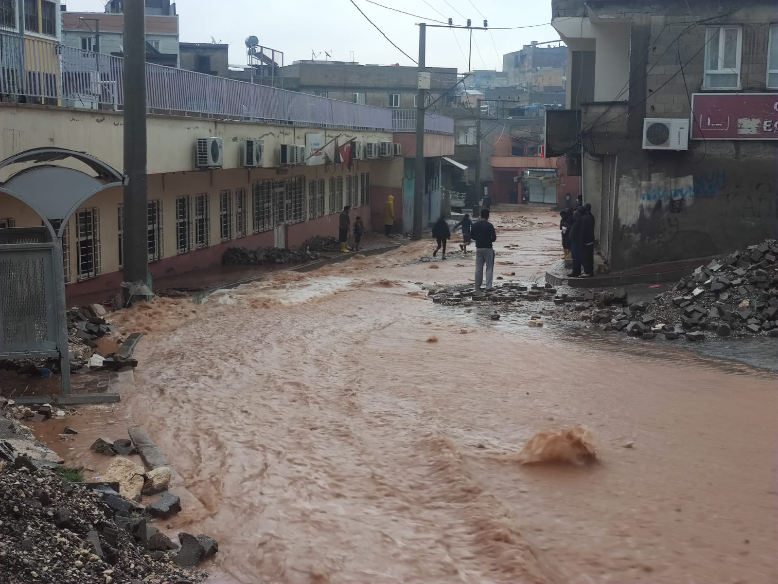 Şanlıurfa’da şiddetli sağanak yağış: Bazı ev ve işyerlerini su bastı