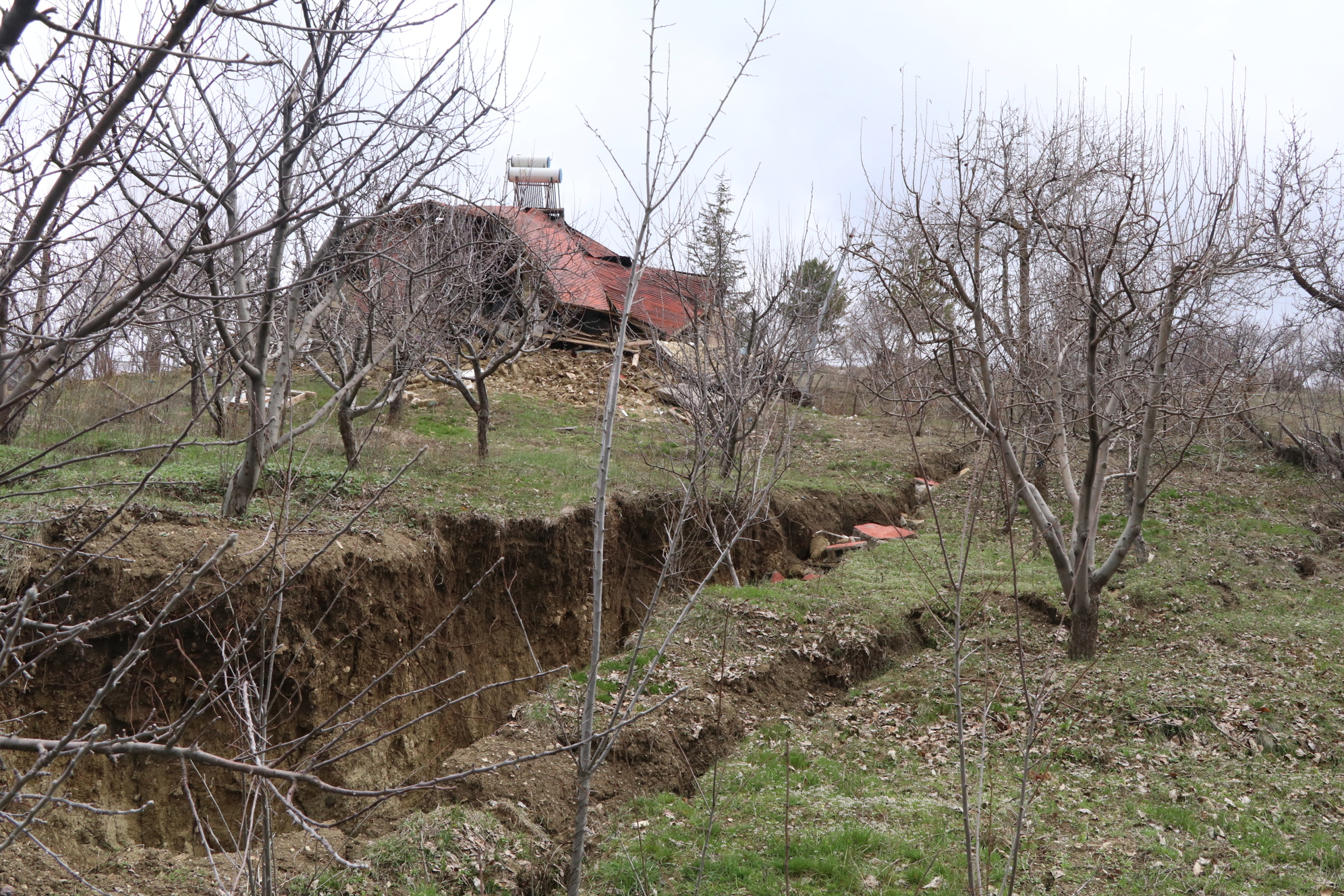 Kahramanmaraş'ta depremde 1,5 metre çöken yol mahalleyi ikiye ayırdı