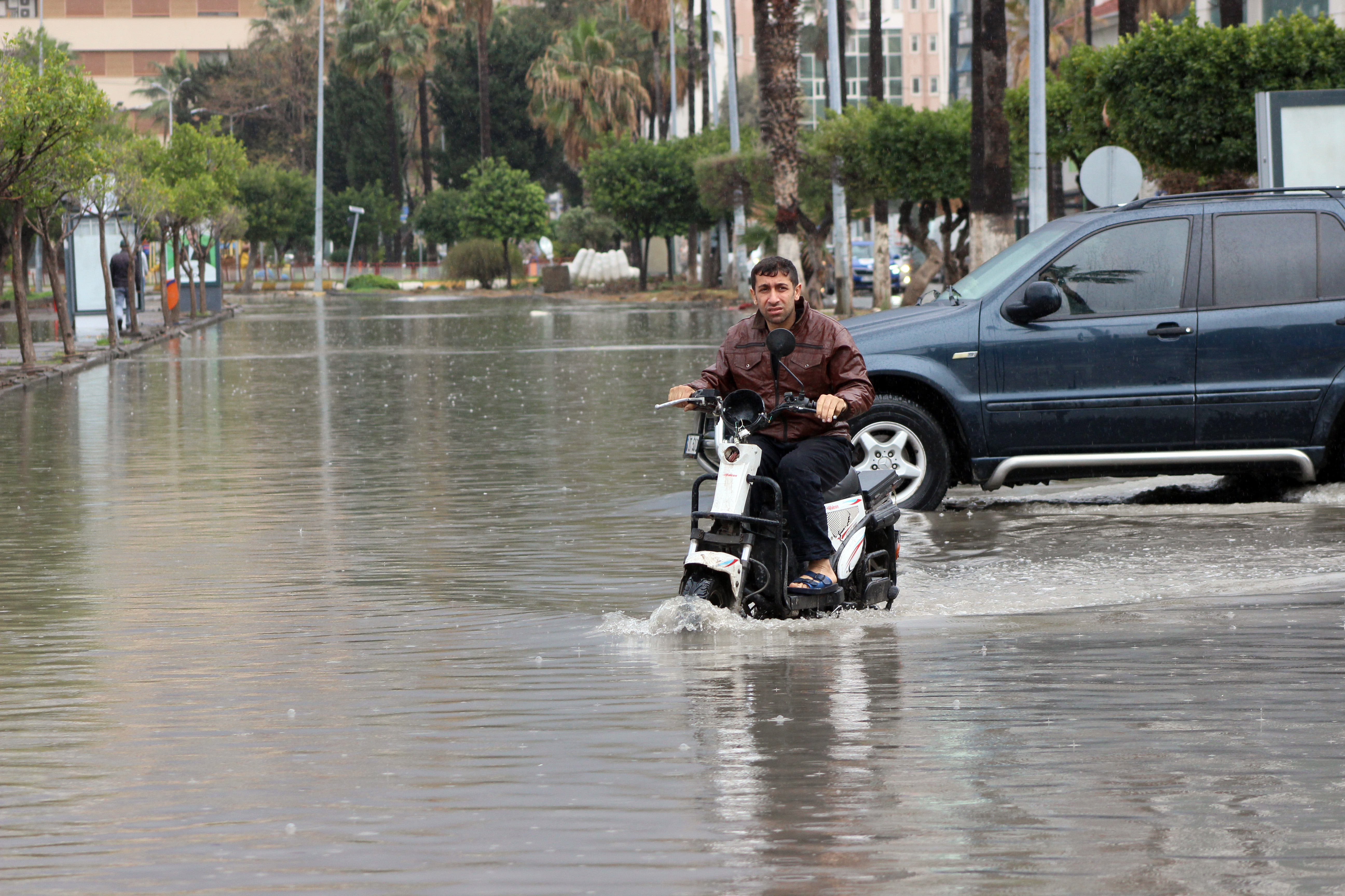 İskenderun'da deniz seviyesi yeniden yükseldi: Caddeler su altında kaldı