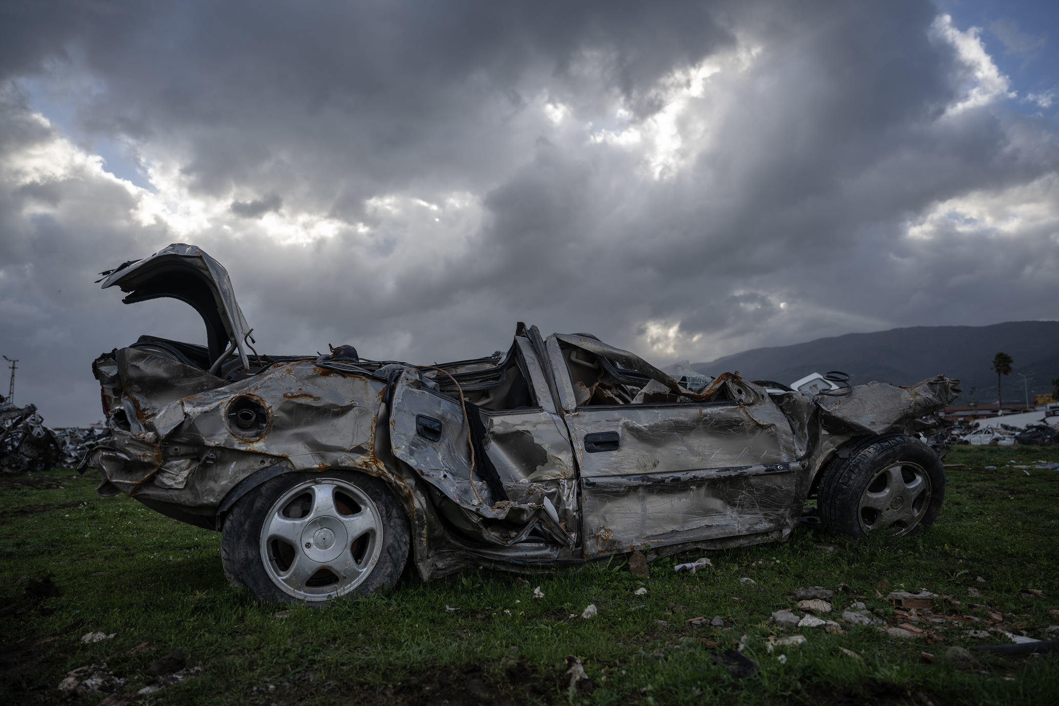 Hatay'daki araba mezarlığı felaketin boyutunu gözler önüne seriyor