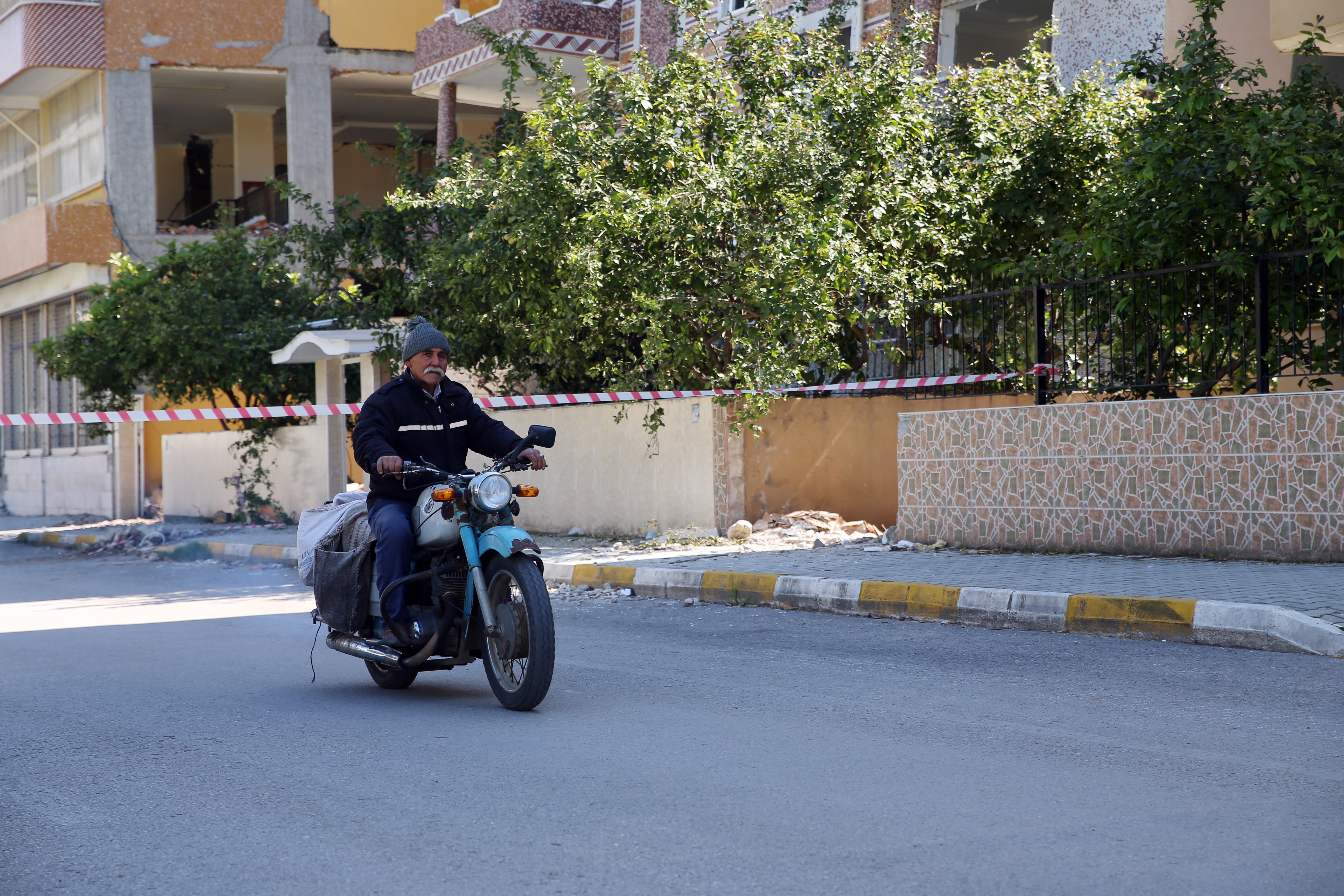 Hatay'da 'Sütçü Dede' ikramlarıyla sokakta kalan afetzedelerin içini ısıtıyor