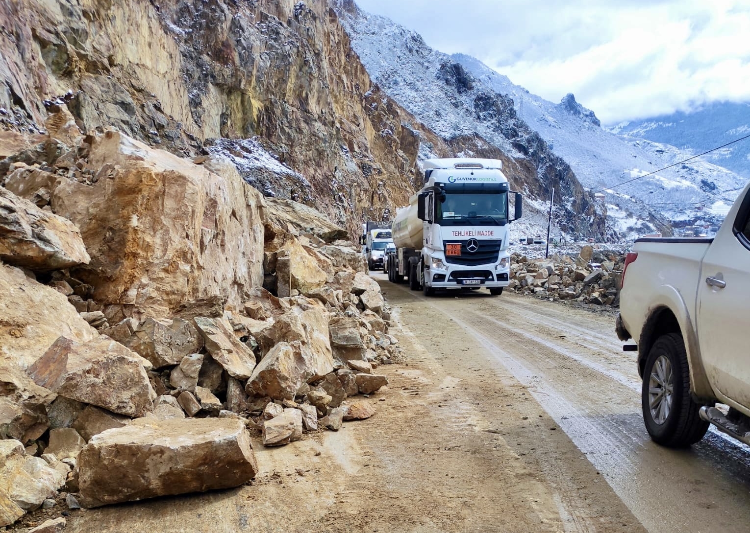 Gümüşhane-Kürtün kara yolu heyelandan kapandı