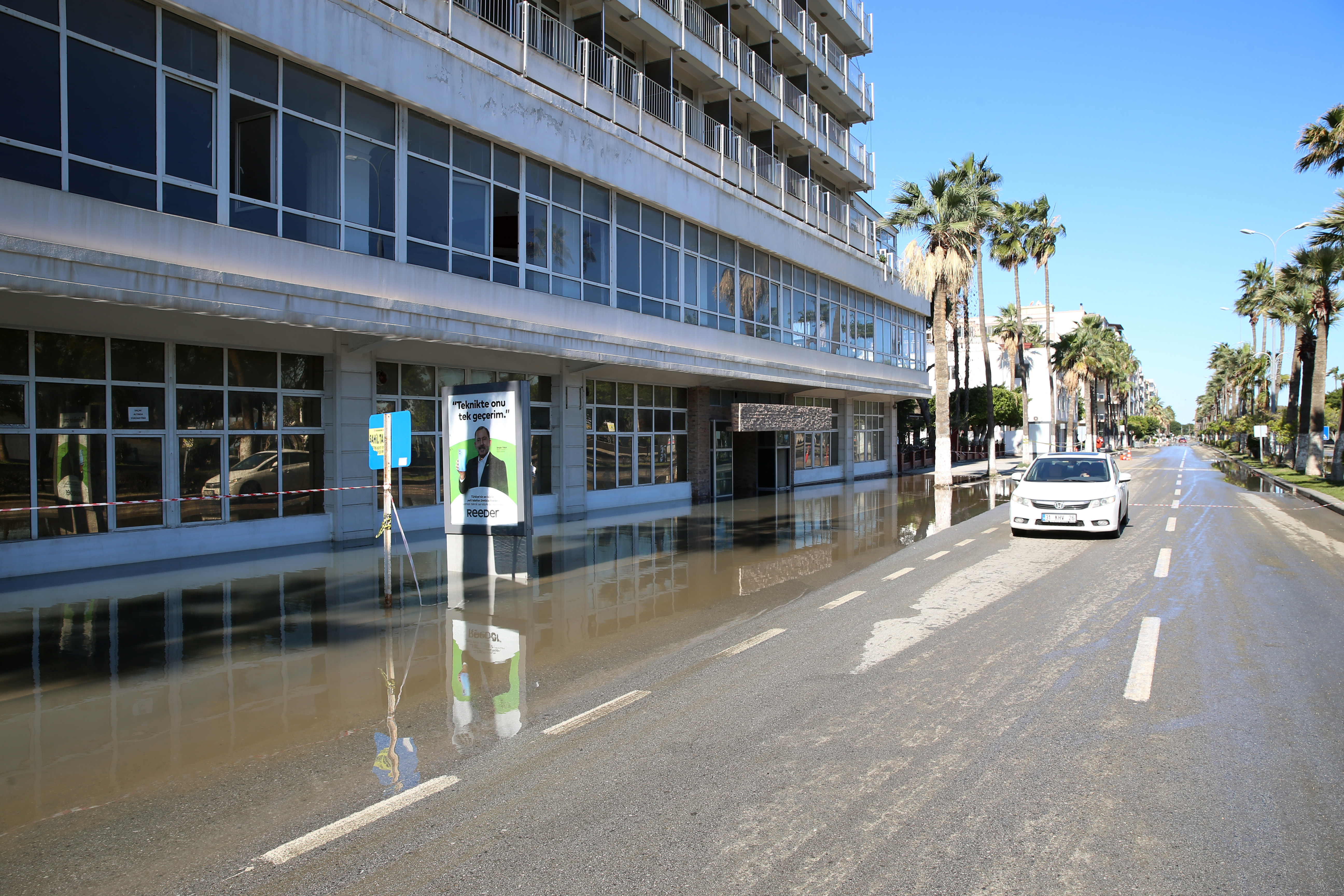 İskenderun'da sahil bandındaki suların bir kısmı çekildi