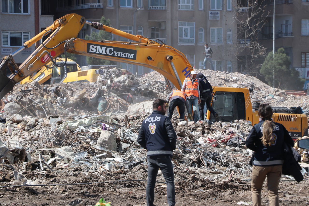 Polis ekipleri enkazda 500 bin TL'lik altın buldu