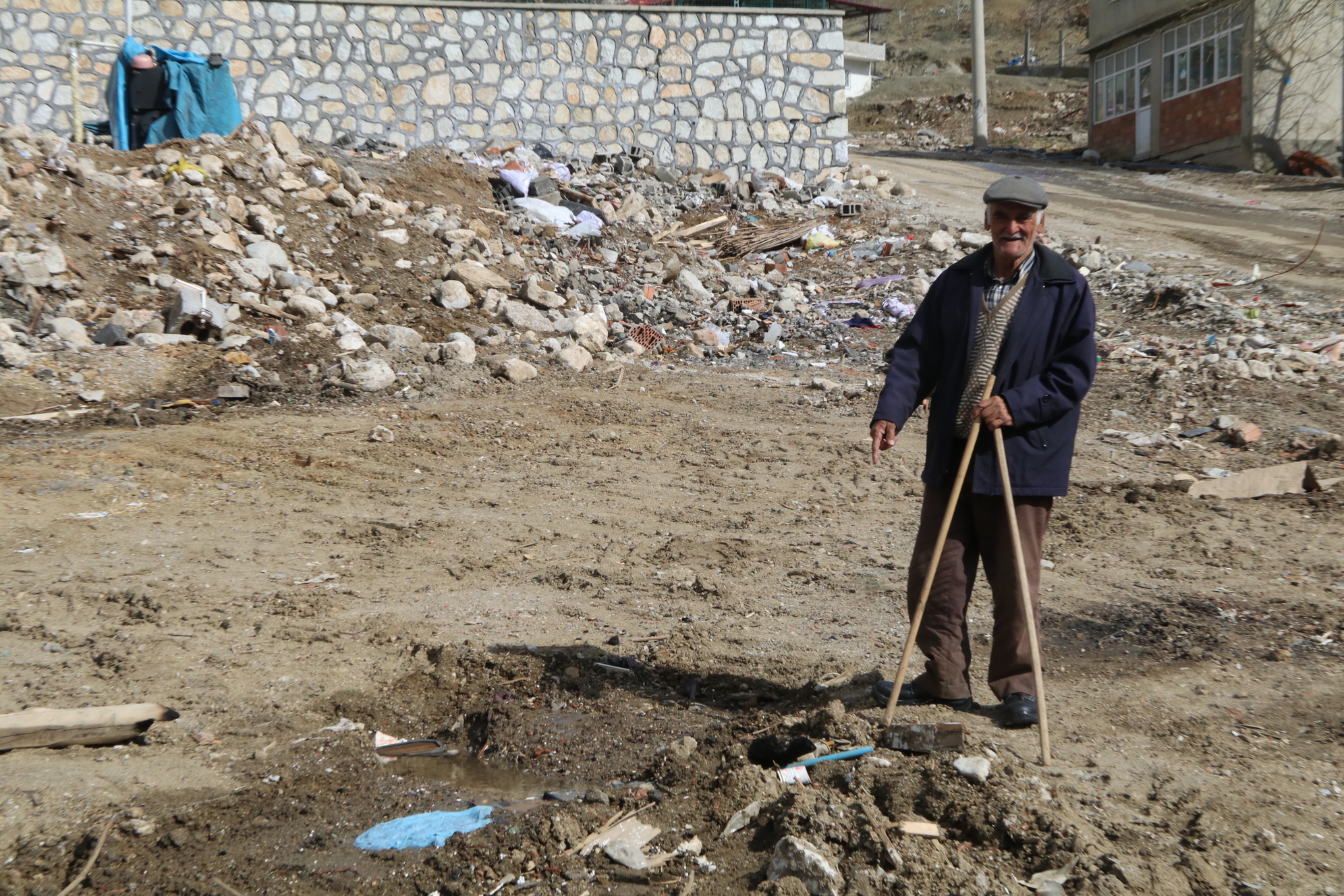 Depremde 14 kişinin öldüğü kahvehaneden tek sağ kurtulan kişiydi: Arkadaşlarım yanımda öldü