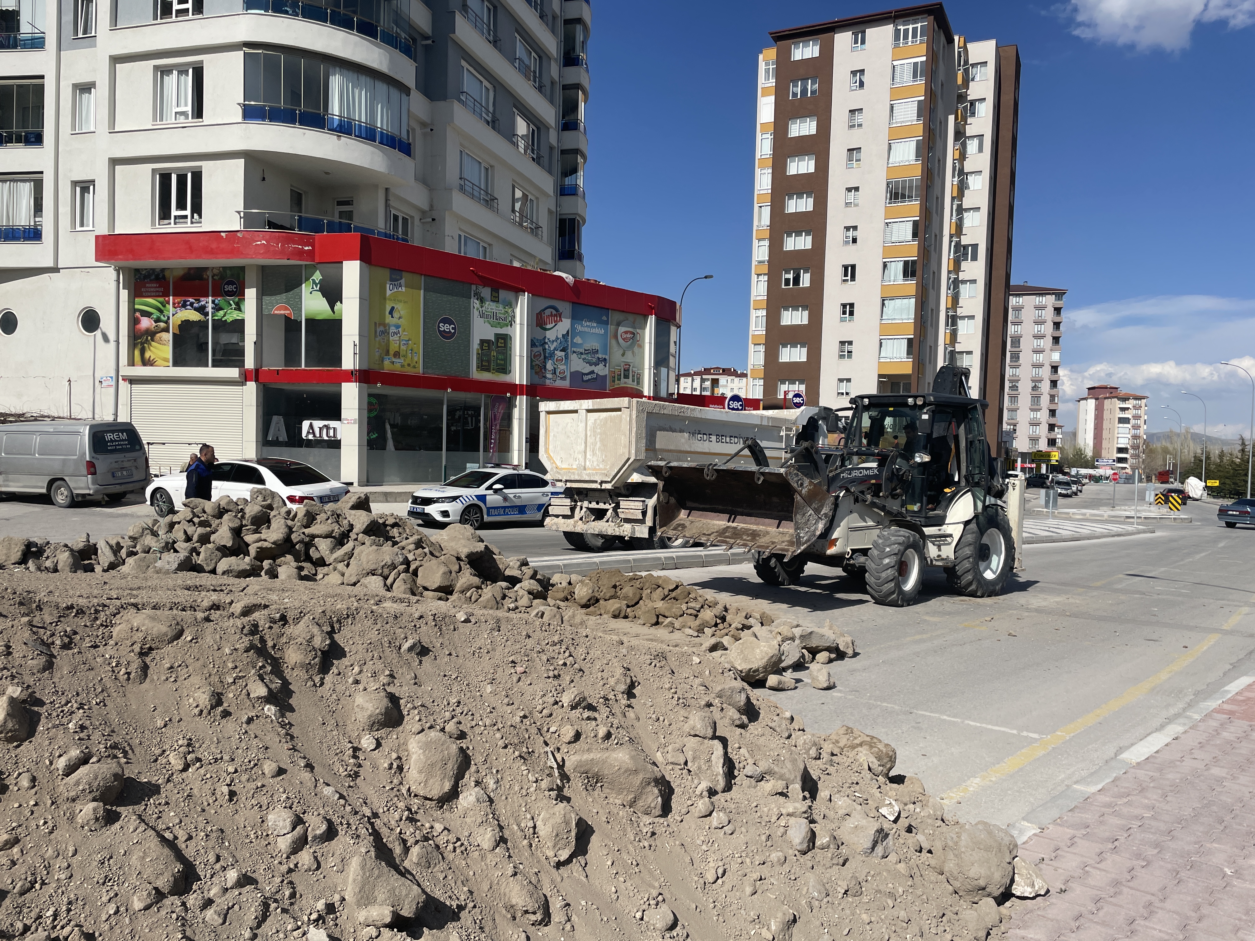 Niğde'de bir kişi, tapulu arazisinden geçtiğini iddia ettiği yolu trafiğe kapattı