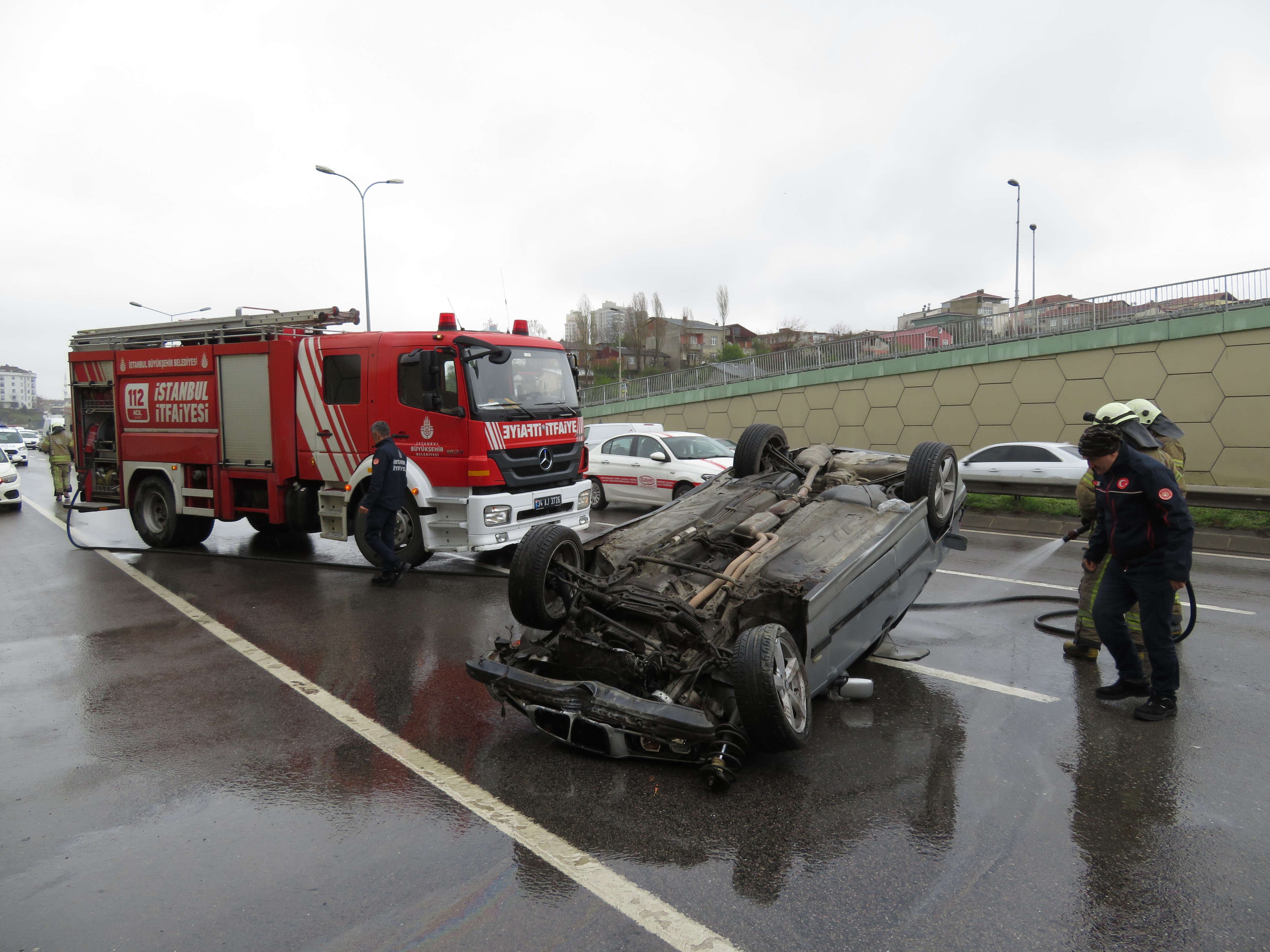 Çekmeköy'de yol ayrımındaki duvara çarpan otomobil takla attı