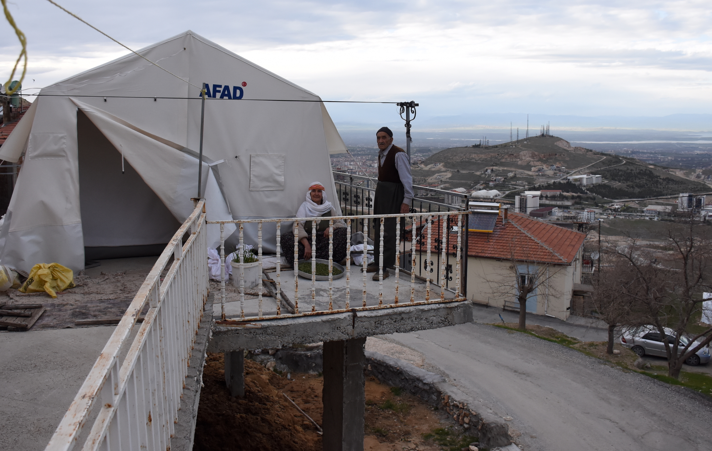 Sel korkusuyla deprem çadırını terasa kurdular