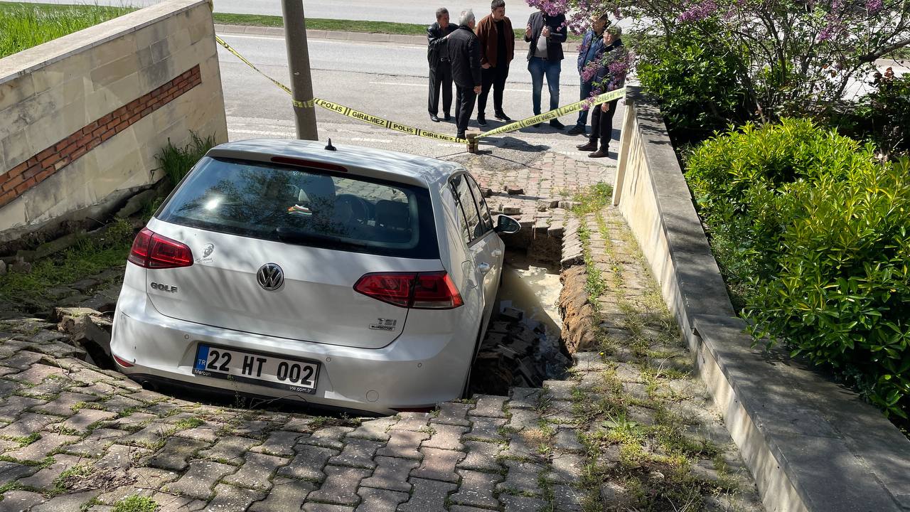 Yol çöktü: Otomobiliyle bir metrelik çukura düştü