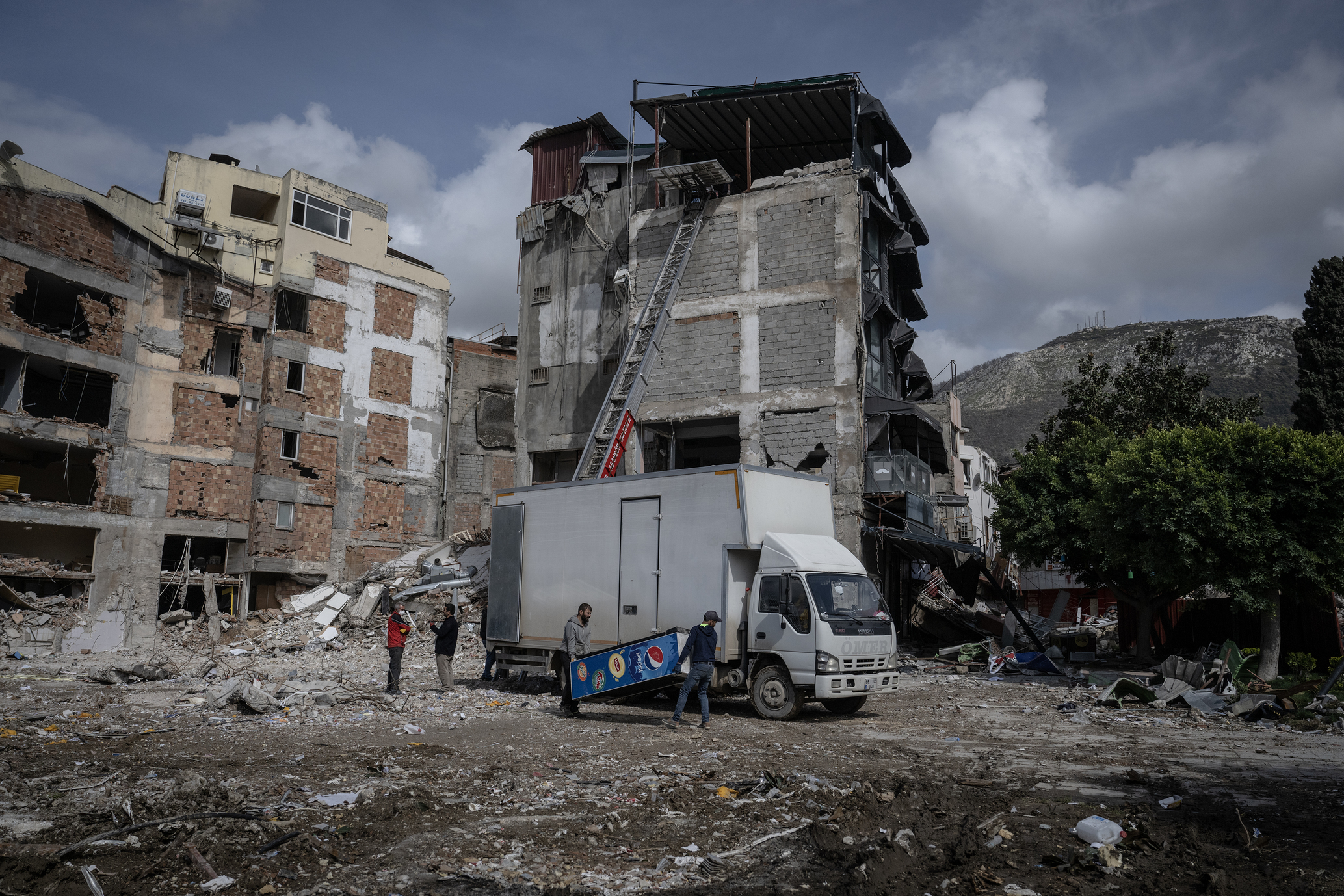 Hatay'da depremzedeler, anısı olan eşyalarına ulaşmaya çalışıyor