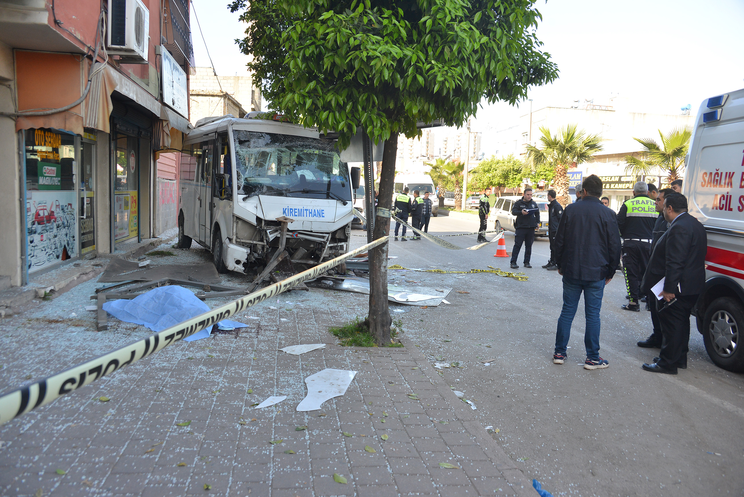 Dolmuş otobüs durağına daldı: Bir ölü