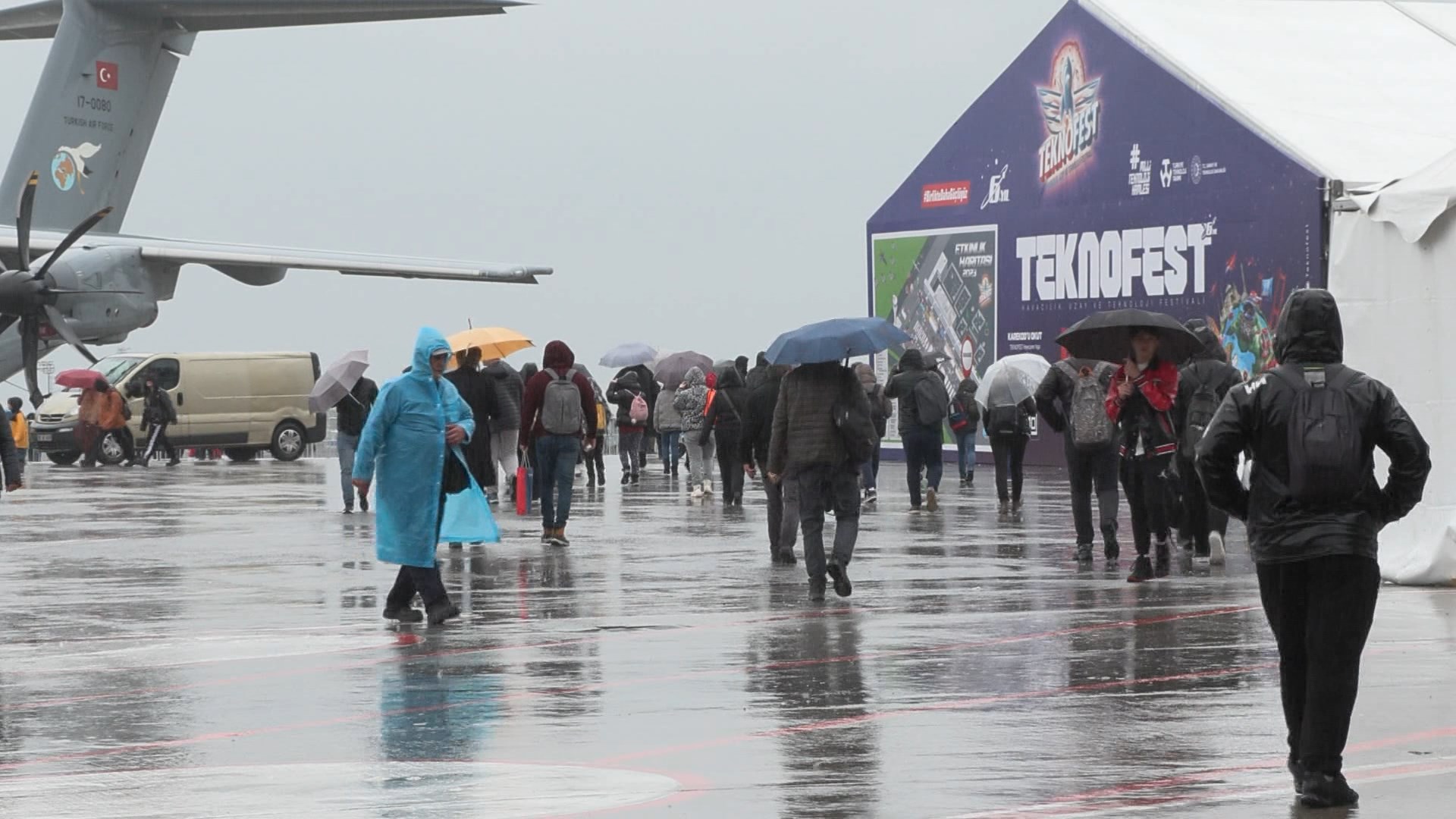 TEKNOFEST'in kapıları ziyaretçilere açıldı: Yağmura rağmen akın ettiler