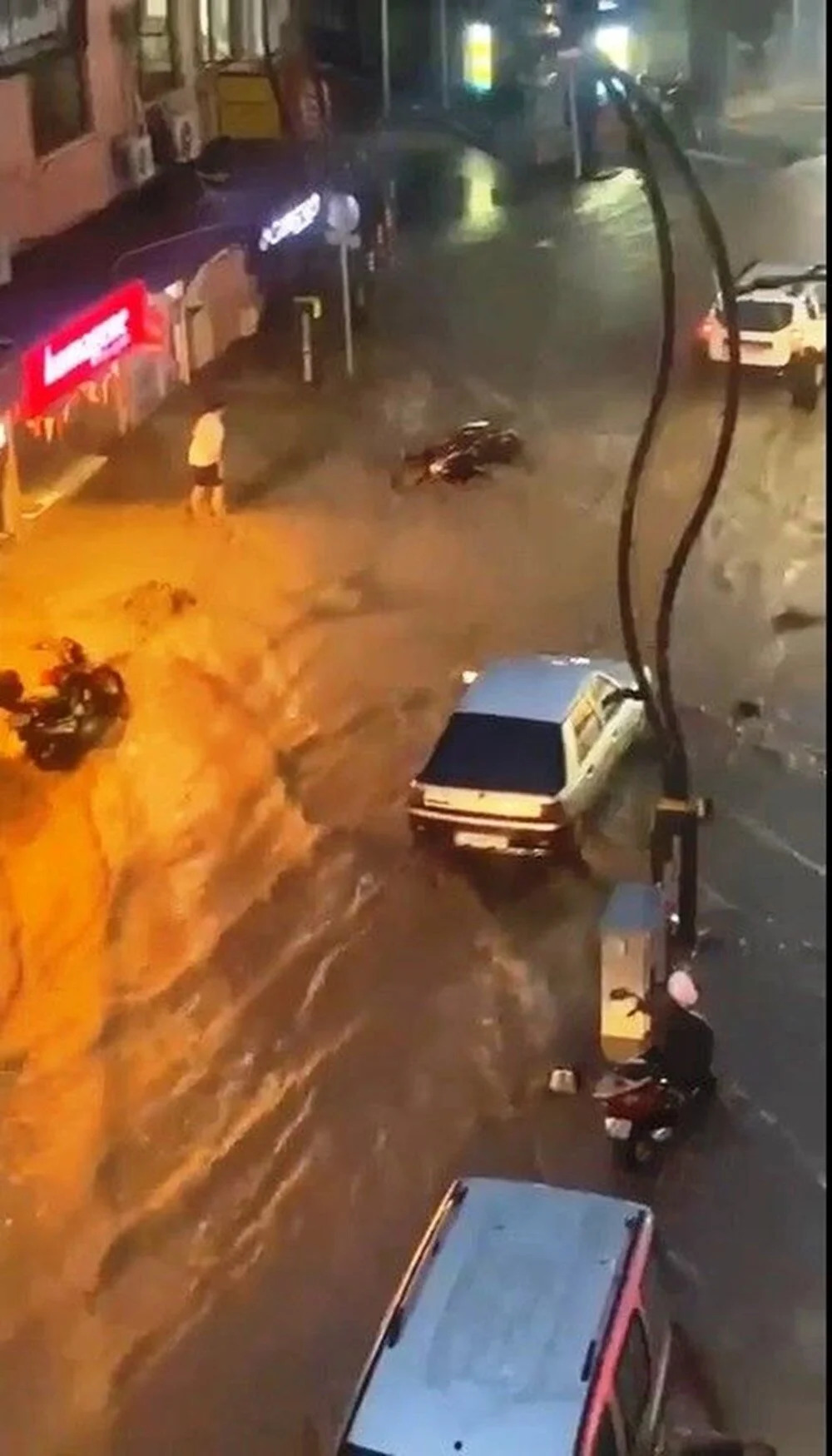 Ege Bölgesi'nde şiddetli yağış: Sel araçları sürükledi