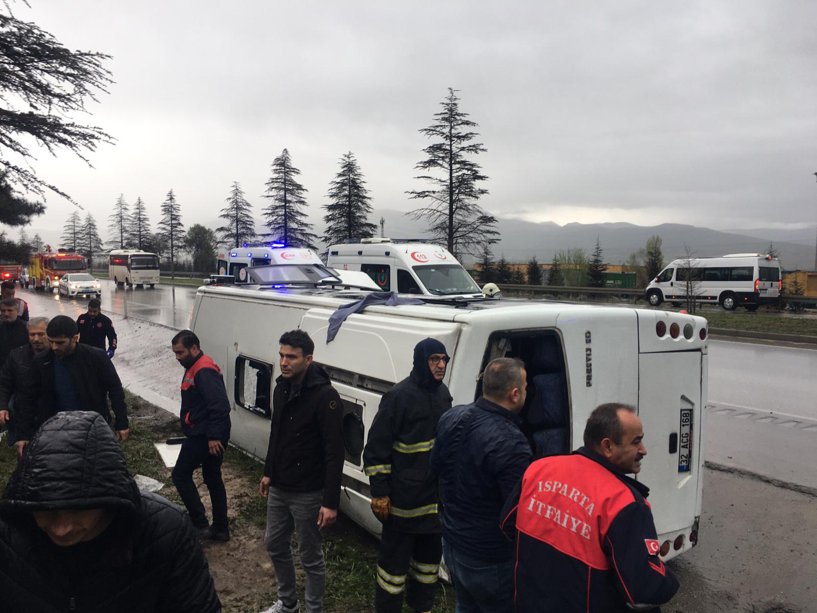 Isparta'da servis midibüsü devrildi: 17 yaralı