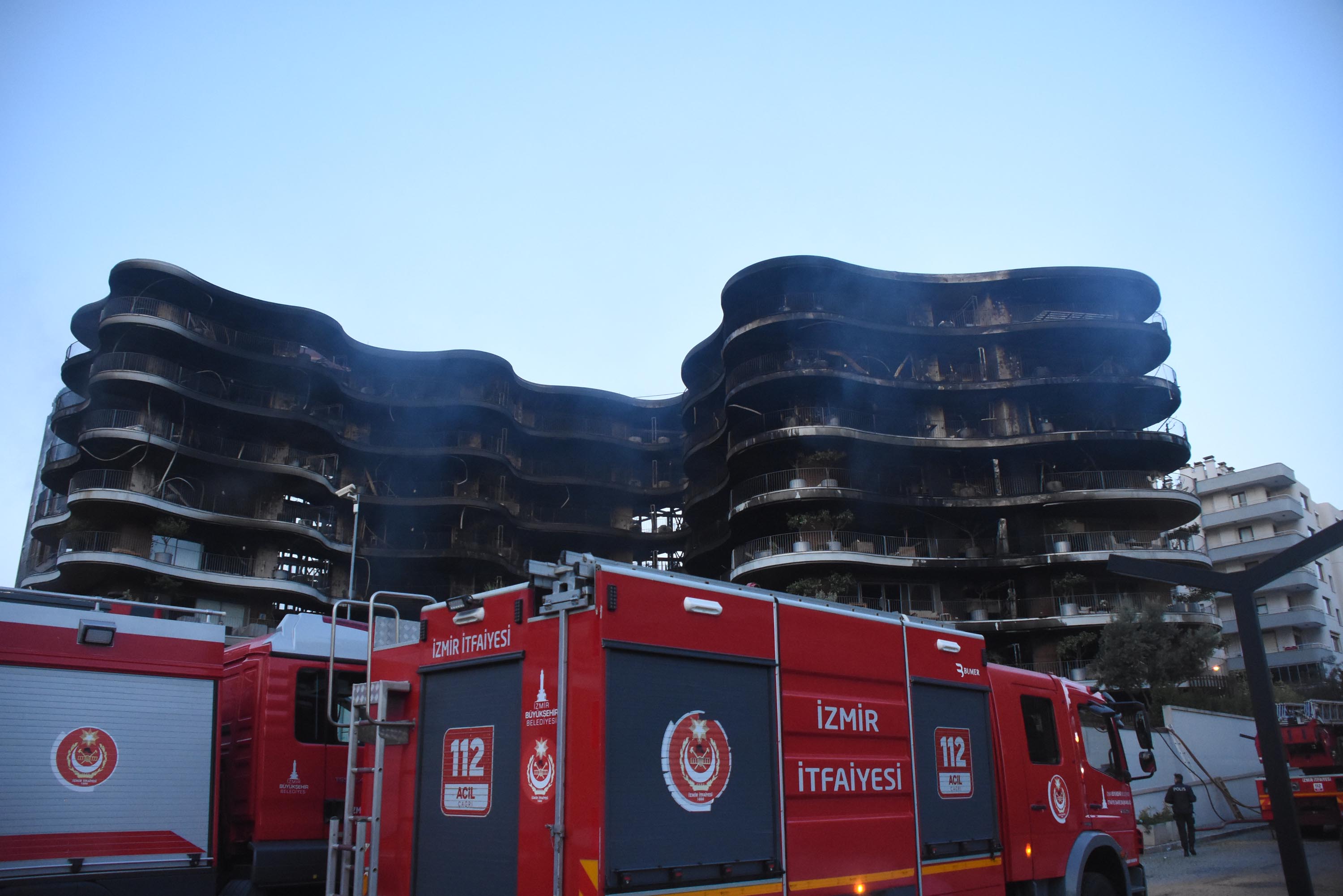 İzmir'de lüks sitedeki yangın: Büyüklüğü gün ağarınca ortaya çıktı