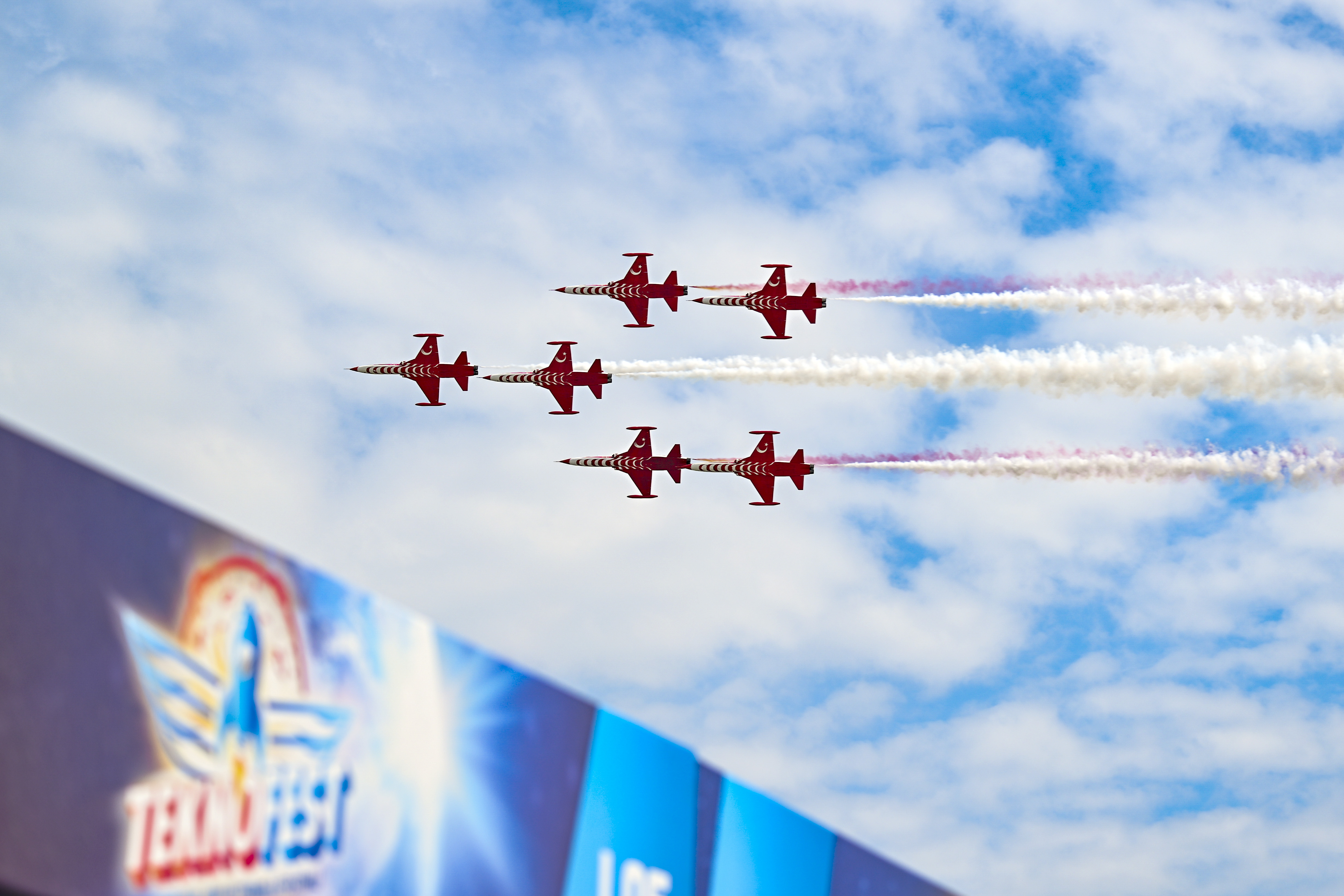 Hava Kuvvetleri Komutanlığı akrobasi timi 'Türk Yıldızları' TEKNOFEST'te gösteri uçuşu gerçekleştirdi