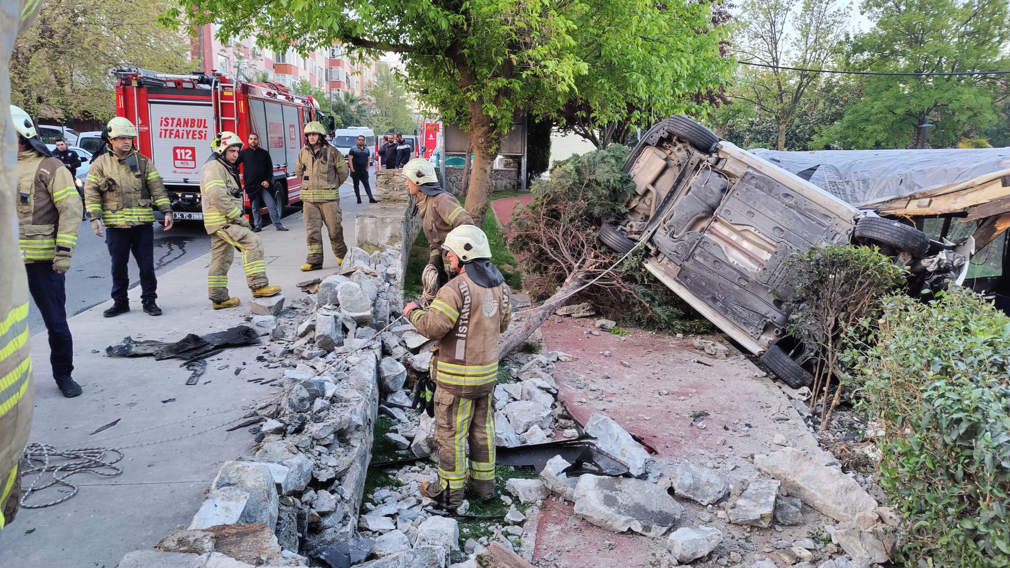 Bahçelievler'de otomobil kafenin bahçesine girdi