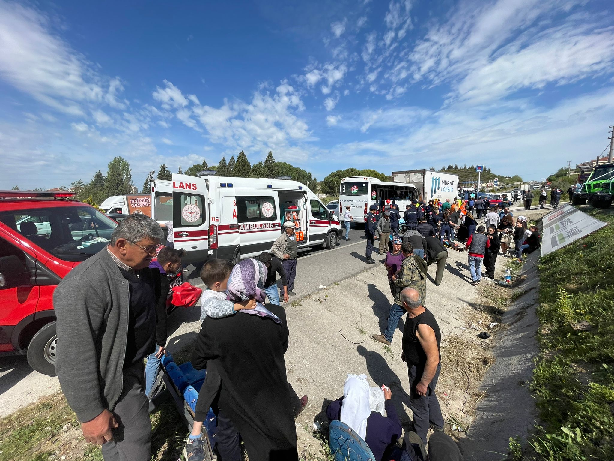 Muğla'da midibüs kamyona çarptı: 34 yaralı