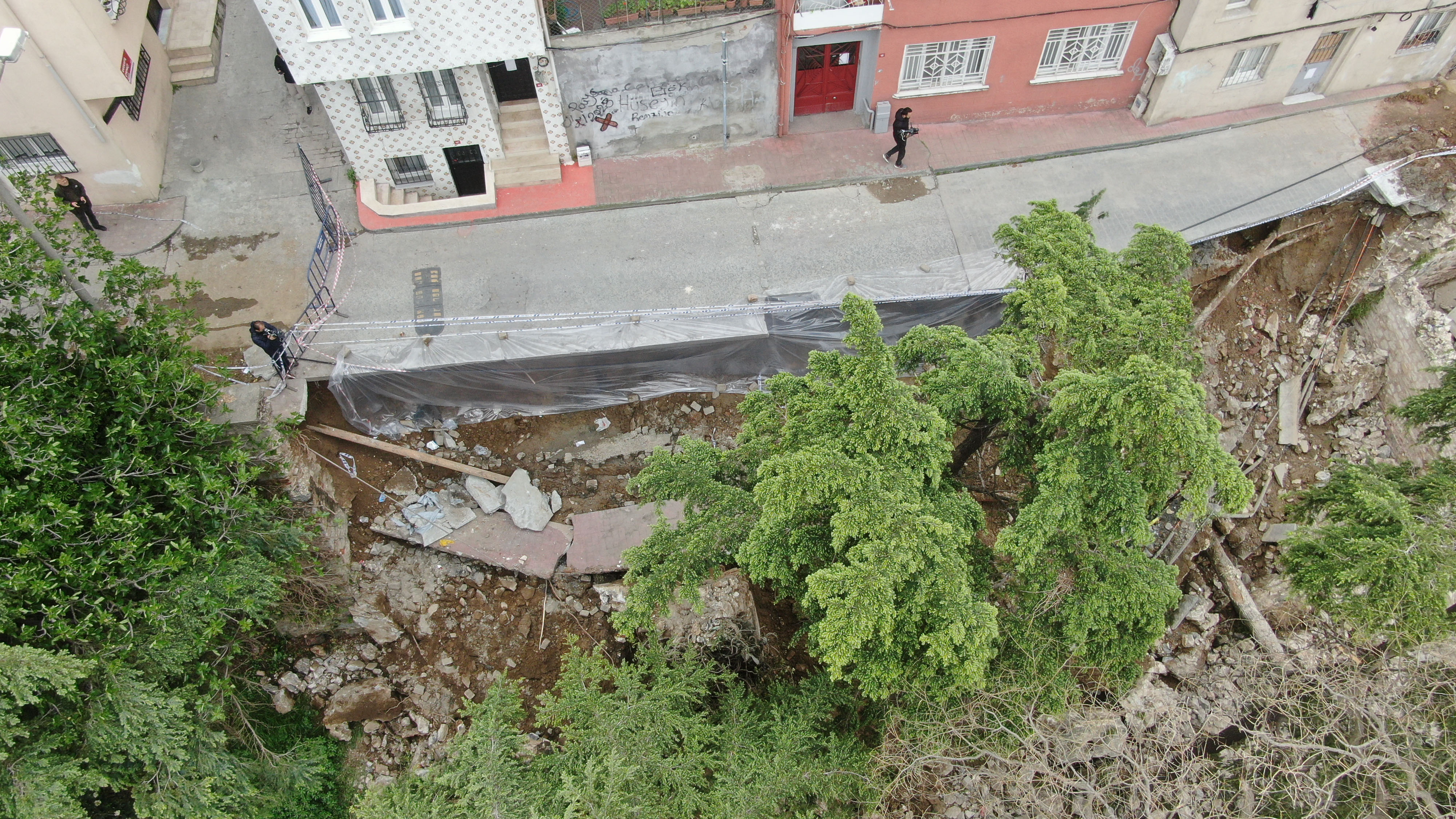 İstinat duvarı okulun bahçesine çöktü: Üç bina boşaltıldı