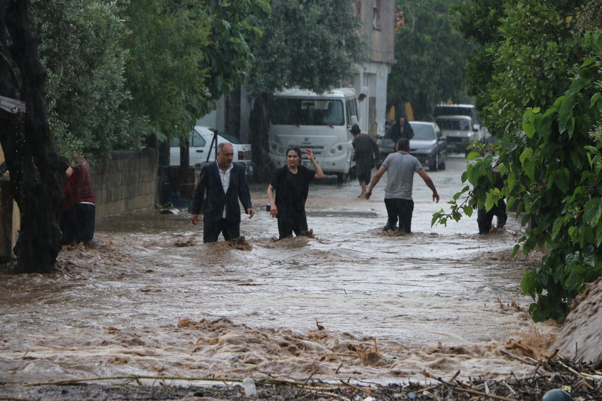 Adana'yı sağanak vurdu: Dereler taştı, yollar göle döndü