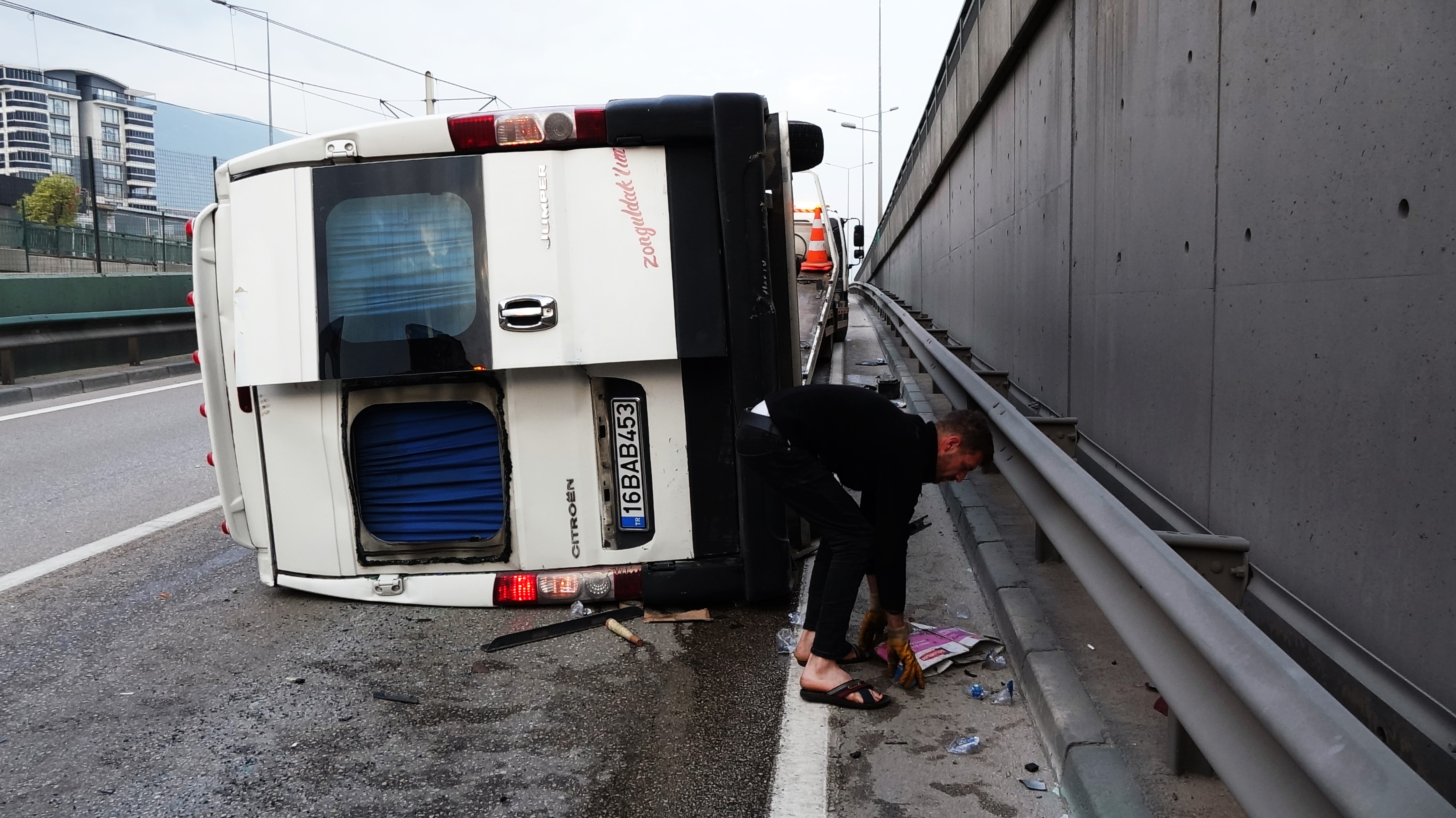 Bursa'da minibüs, midibüse ve bariyerlere çarpıp devrildi