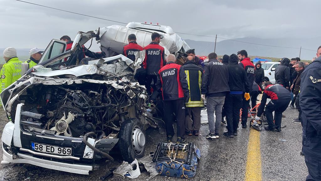 Sivas'ta TIR ile yolcu minibüsü çarpıştı: 4 ölü