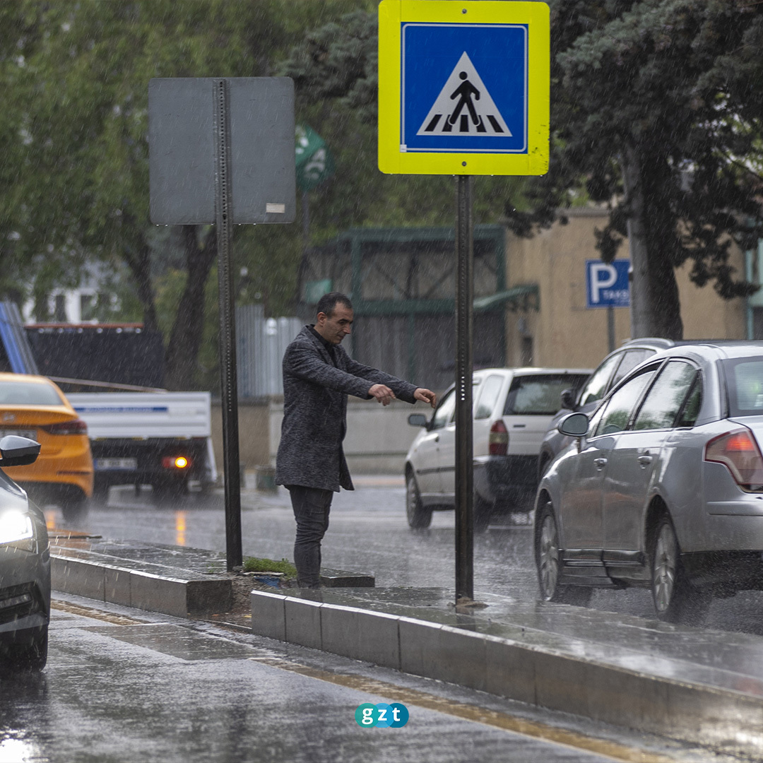 Başkent Ankara'da sağanak yağış, yaşamı olumsuz etkiledi