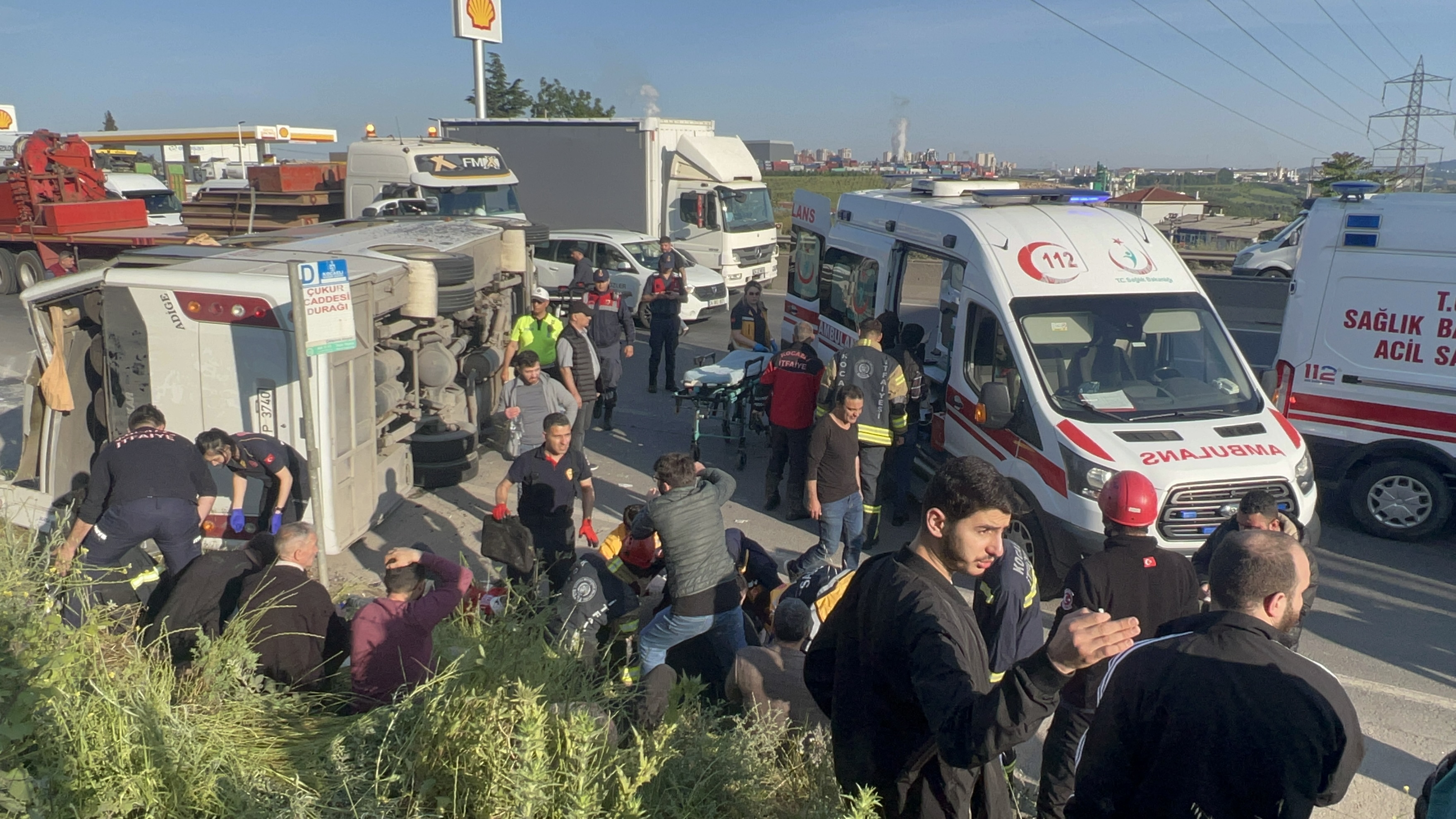 Kocaeli'de servis aracı tıra çarparak devrildi: 13 işçi yaralandı