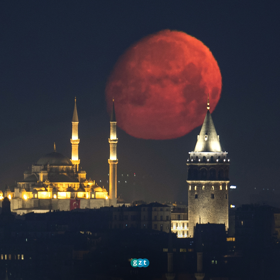 Galata Kulesi, Fatih Camisi ve Ay güzel görüntüler oluşturdu