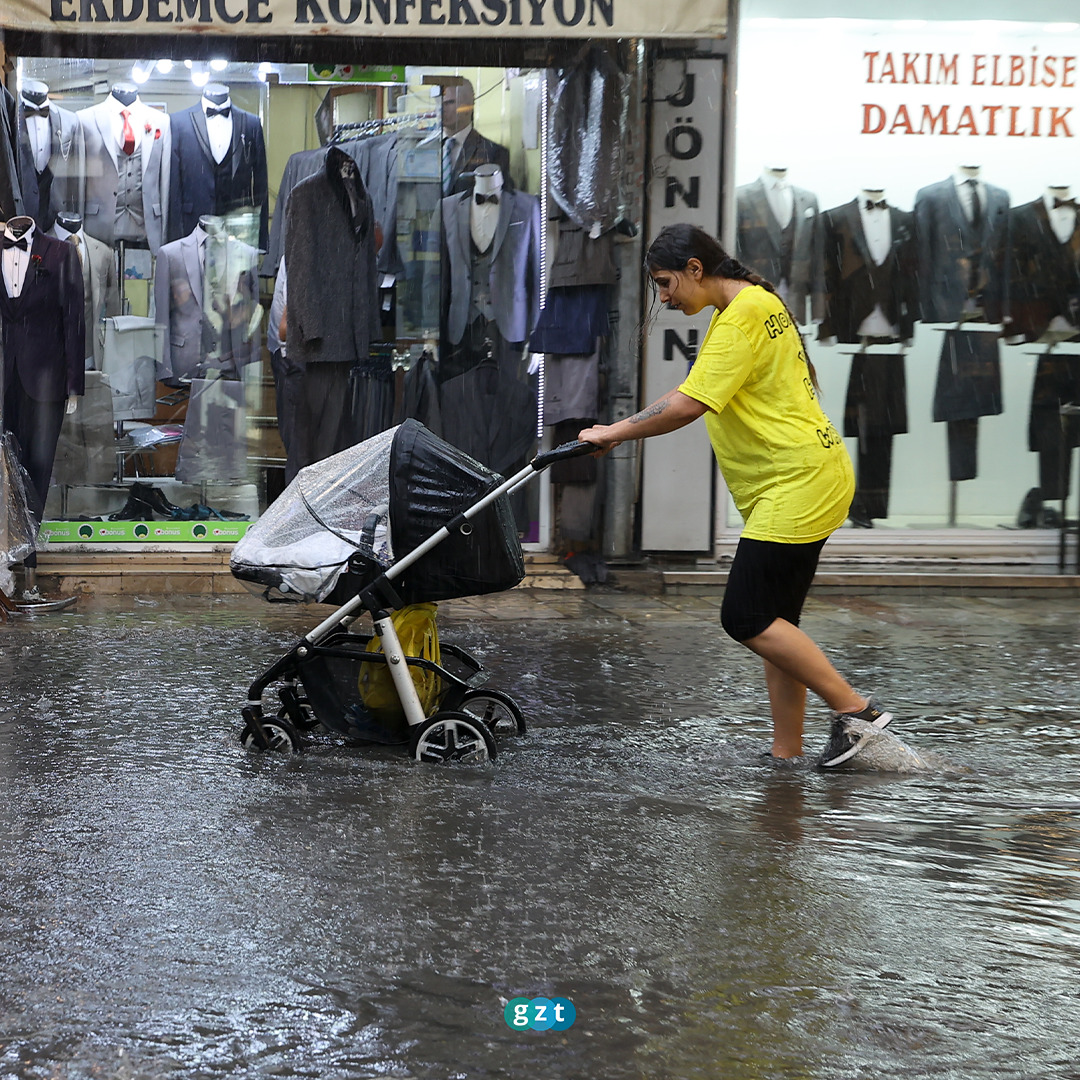 İzmir'de sağanak hayatı olumsuz etkiledi