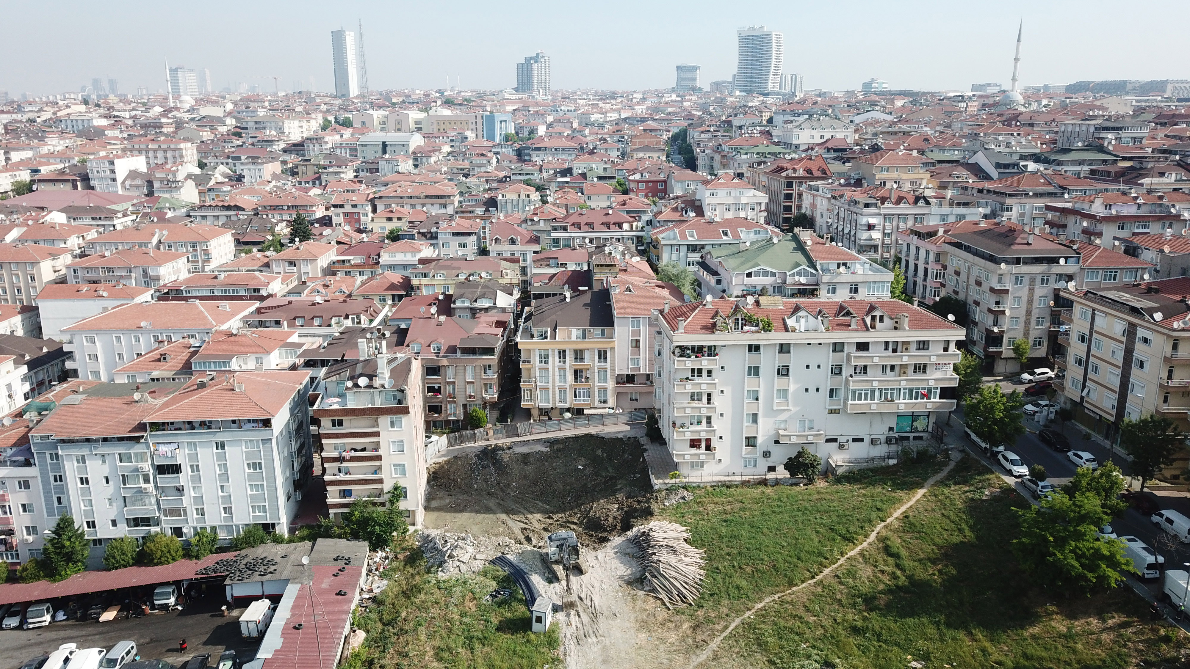 Avcılar'da inşaat temeli kazılırken yolda göçük oluştu: Bitişikteki bina zarar gördü