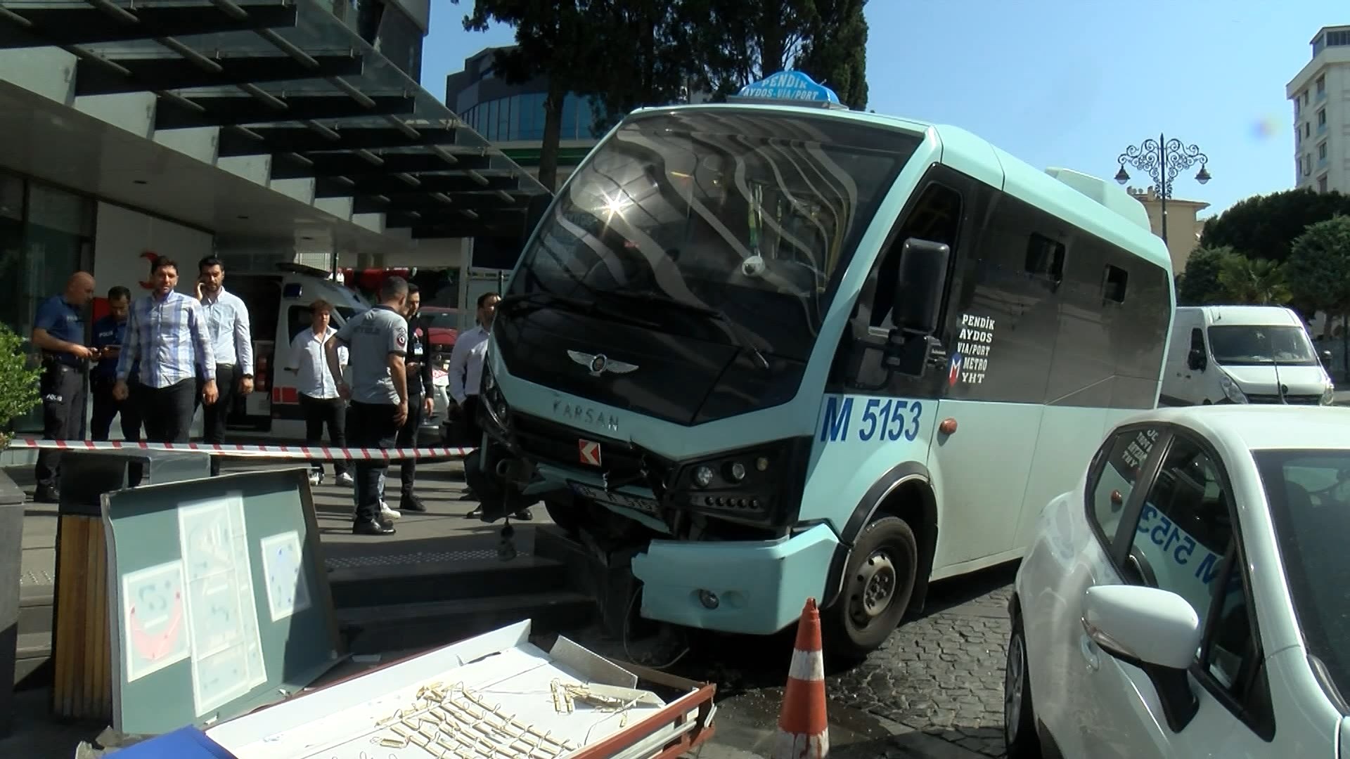 Yolcu minibüsü hastanenin bahçesine daldı