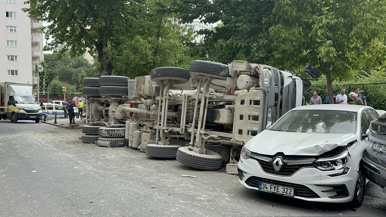 Park halindeki otomobillerin üzerine beton mikseri devrildi