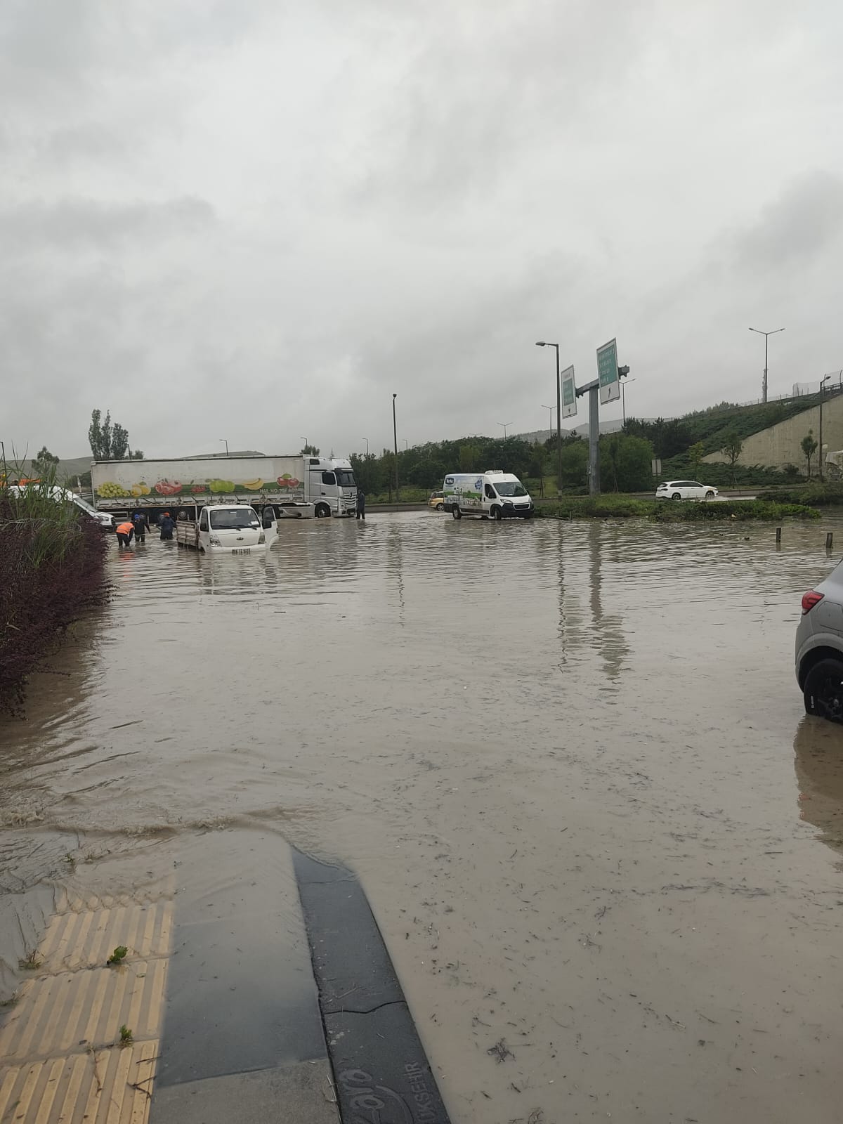 Ankara'da yollar göle döndü