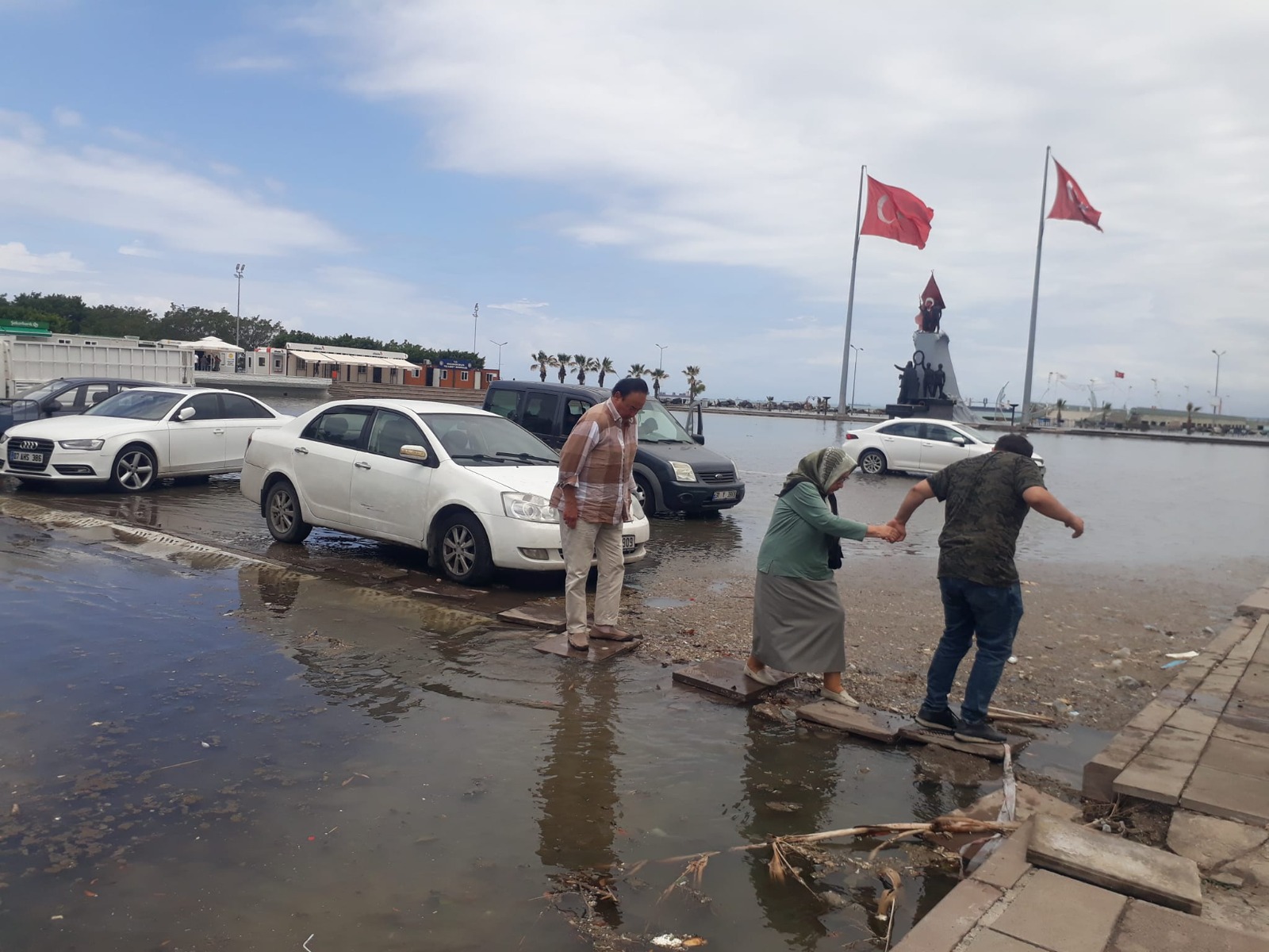 İskenderun'da kıyı şeridi yine su altında kaldı