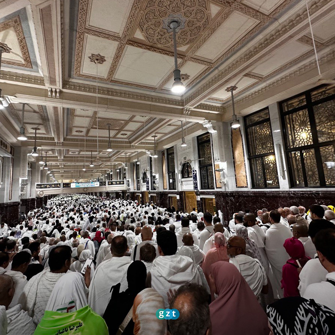 Hacı adayları Mescid-i Haram'da