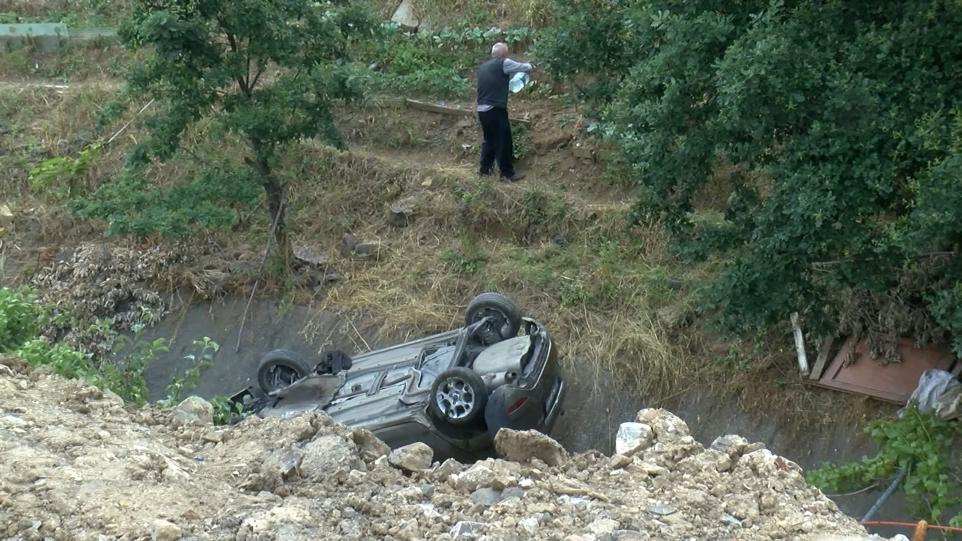 Kartal'da otomobil su kanalına uçtu: Bir yaralı