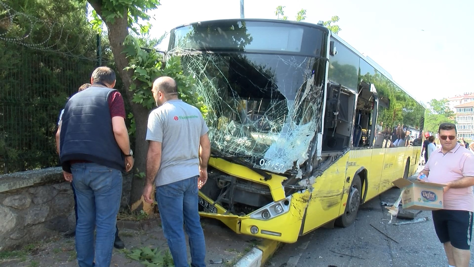 Pendik'te İETT otobüsüyle cip çarpıştı: 4 yaralı