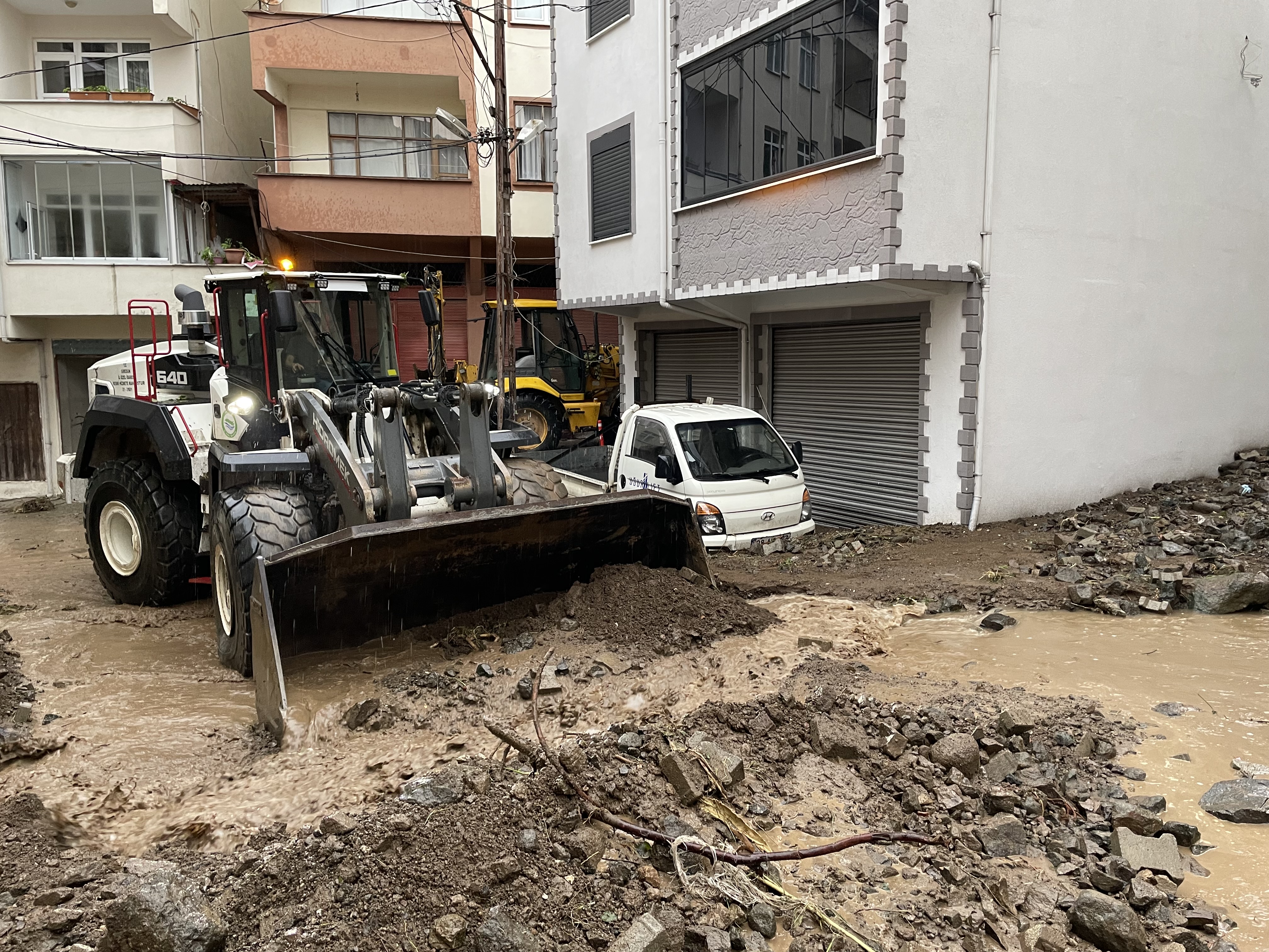 Giresun'da sel ve su baskını: Mahsur kalanlar tahliye edildi