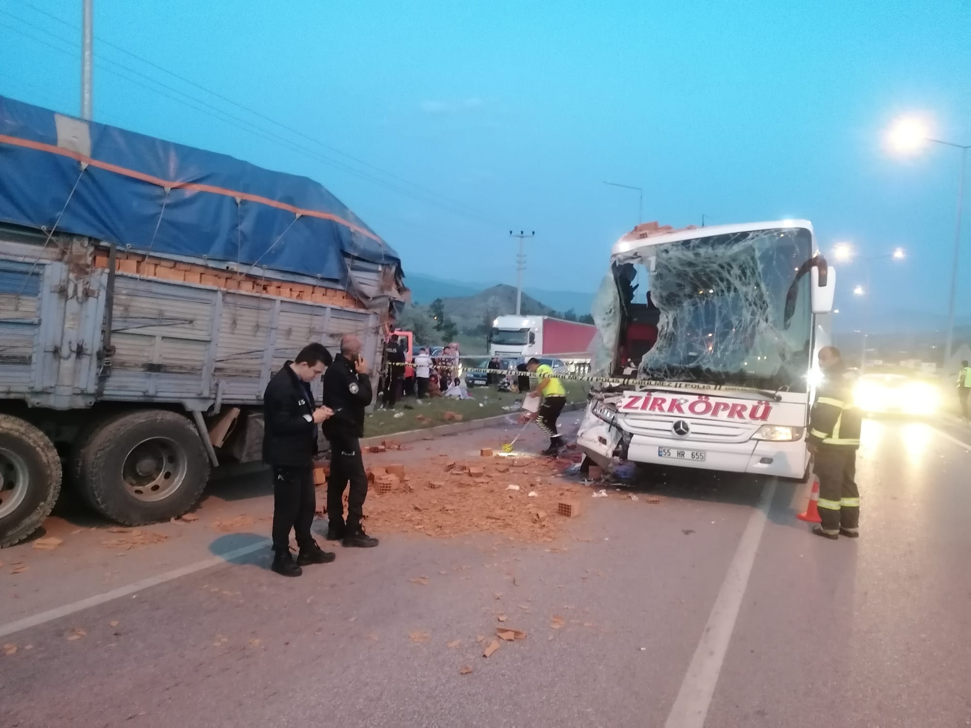 Yolcu otobüsü kamyona çarptı: Bir ölü, 9 yaralı