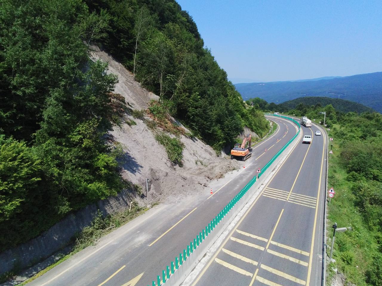 D-100 kara yolu Bolu Dağı geçişinde heyelan: Ulaşım kontrollü sağlanıyor