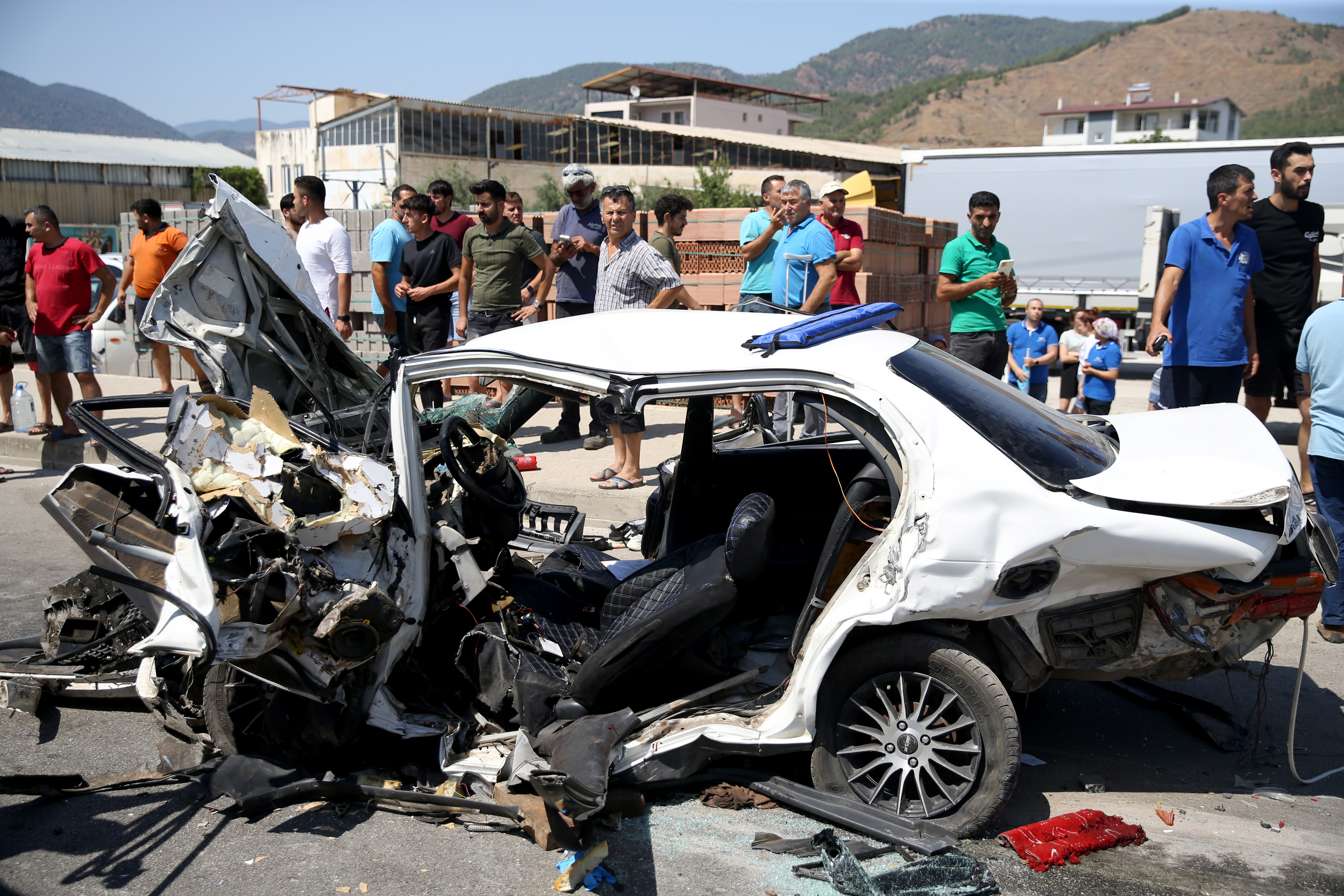 Otomobil üç araca çarparak durabildi: Bir ölü, 5 yaralı